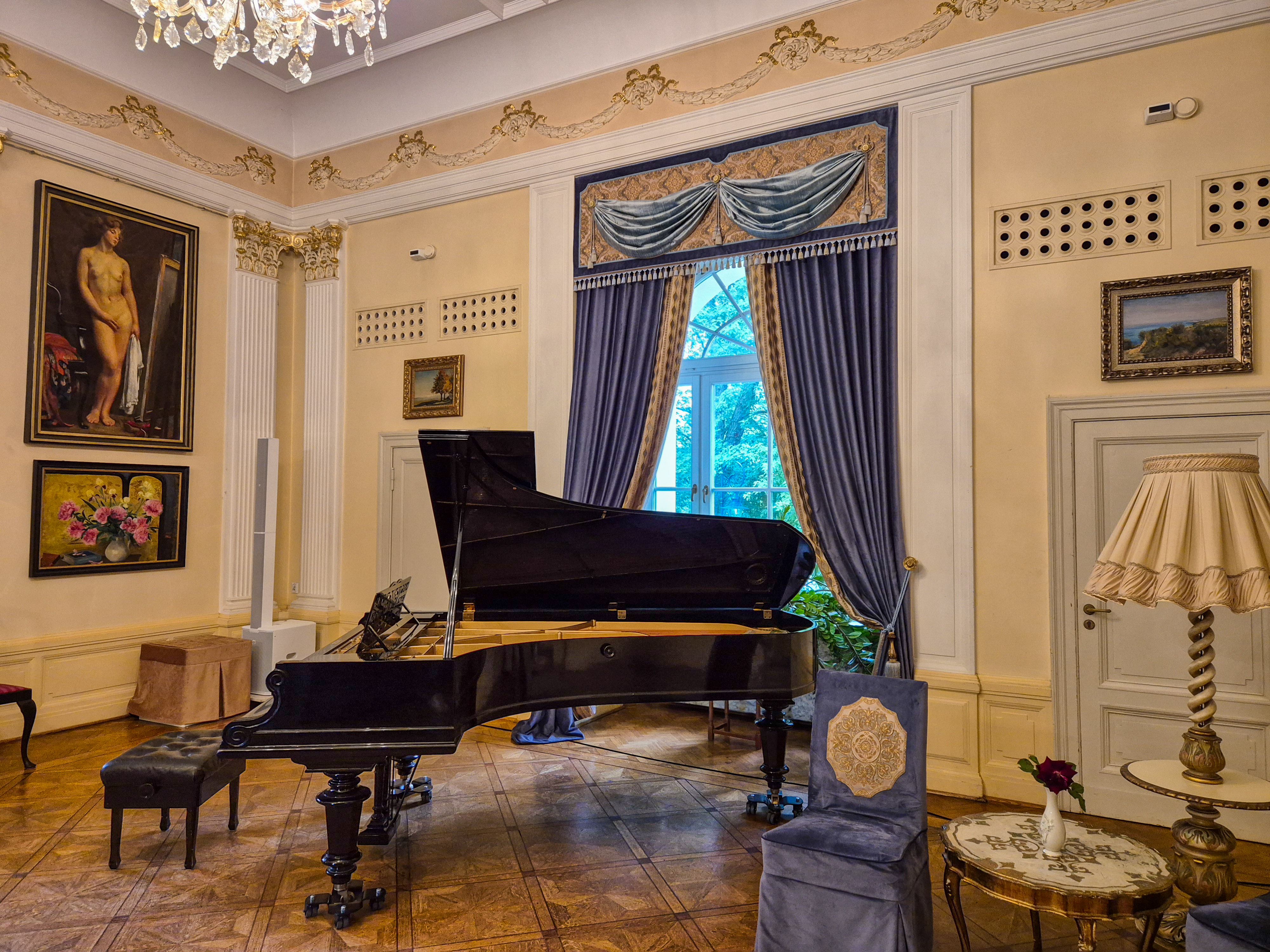 Interior luxuoso e artístico do The Artist Grand Hotel of Art em Bilbao.