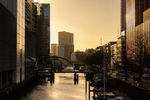 Dramatisches Bauwerk: Sonnenuntergang & Wasser in Szene