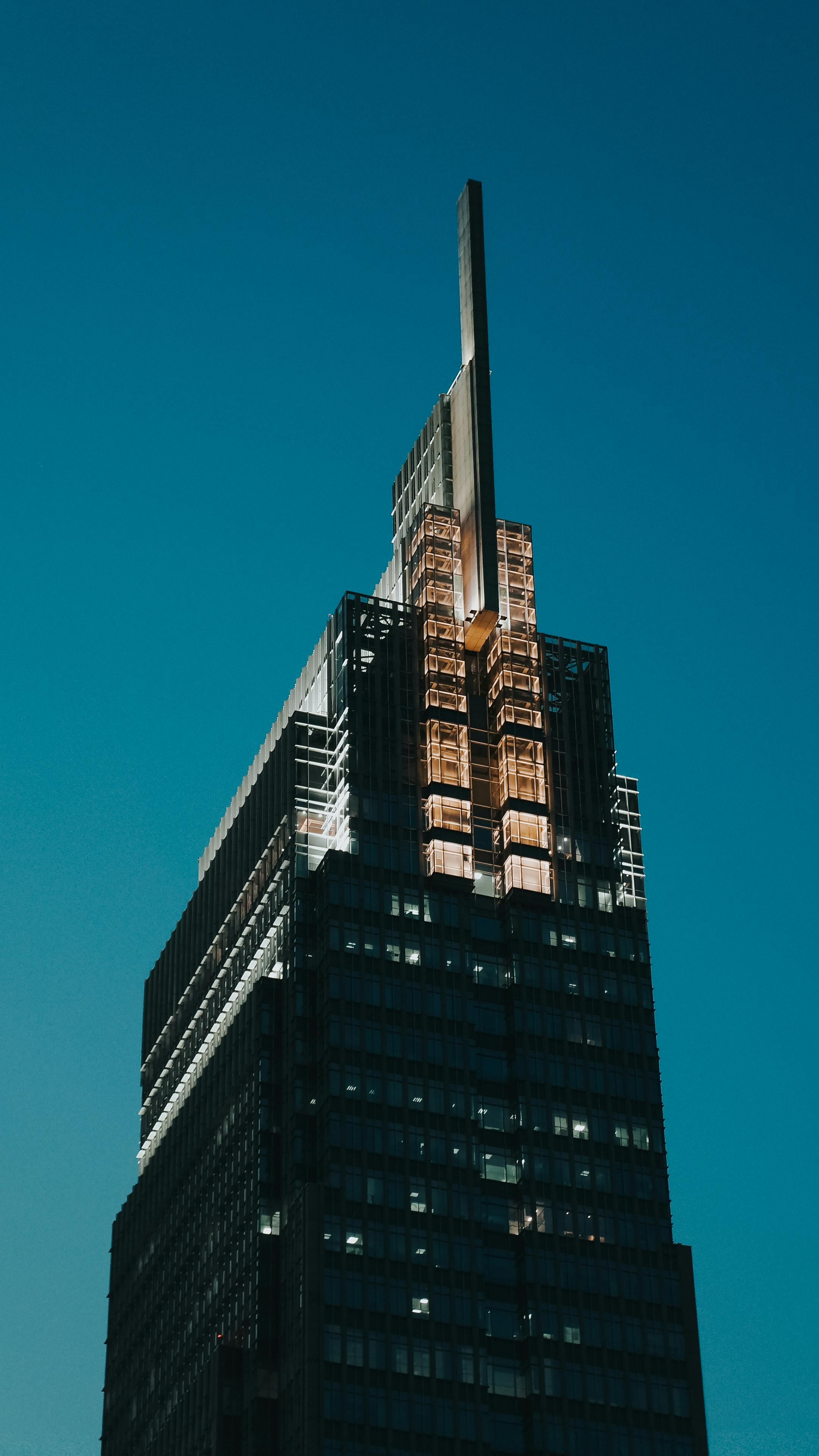 Безкоштовне Сучасний хмарочос з унікальною архітектурою, освітлений на тлі ясного вечірнього неба в Хошиміні. стокове фото