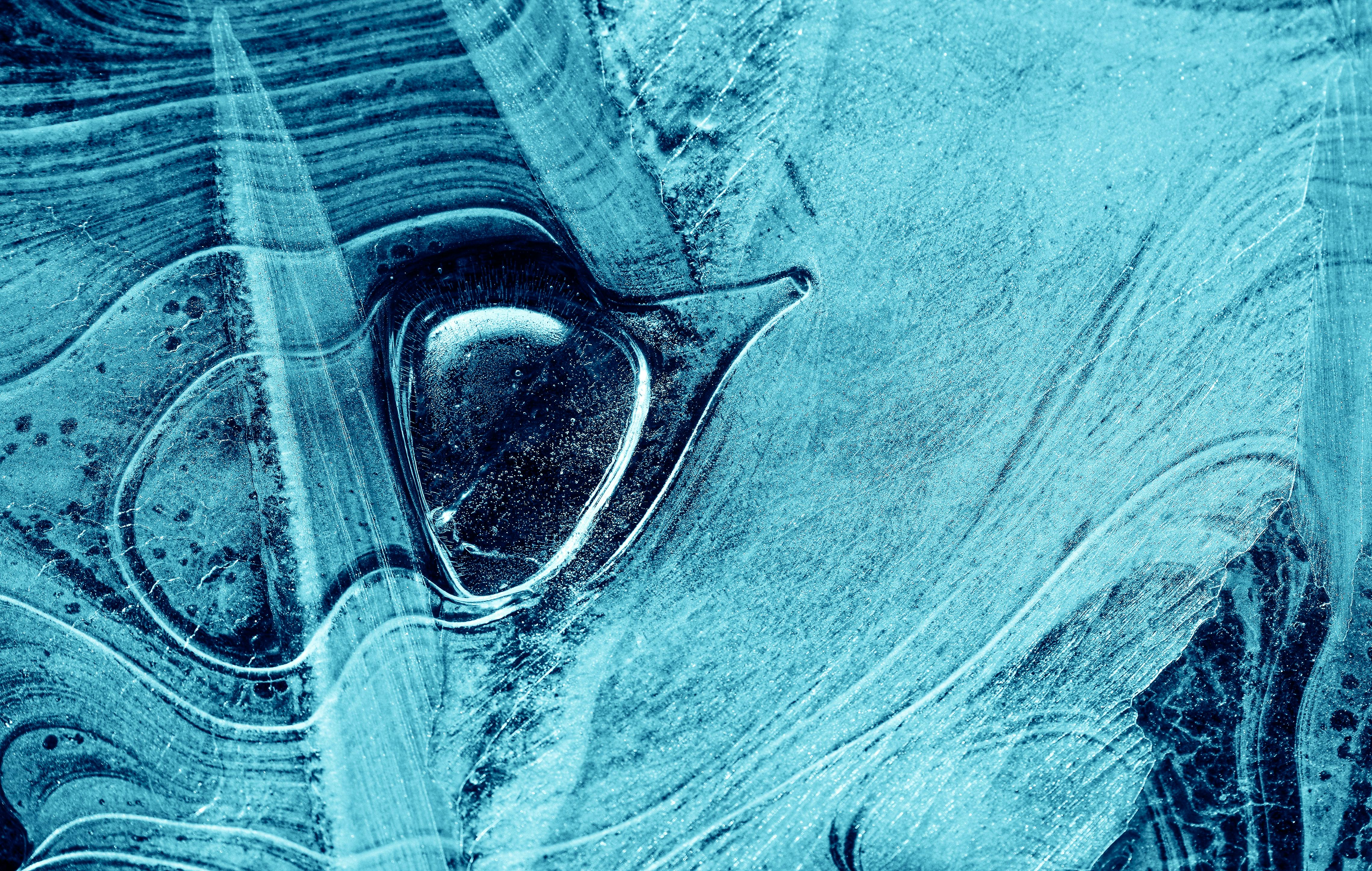 gratis Detailopname van een gestructureerd blauw ijspatroon met complexe lijnen en vormen. Stockfoto