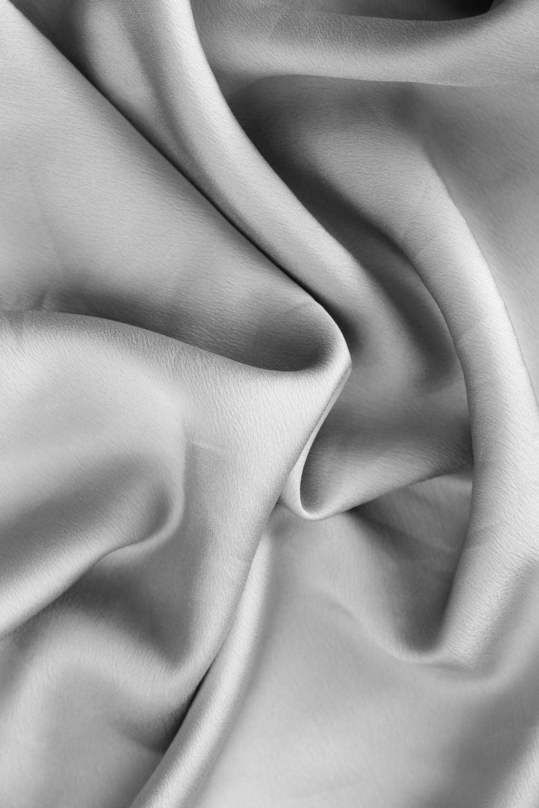 Vellum Hooded Top in grey marl &mdash; photo by Nati on Pexels