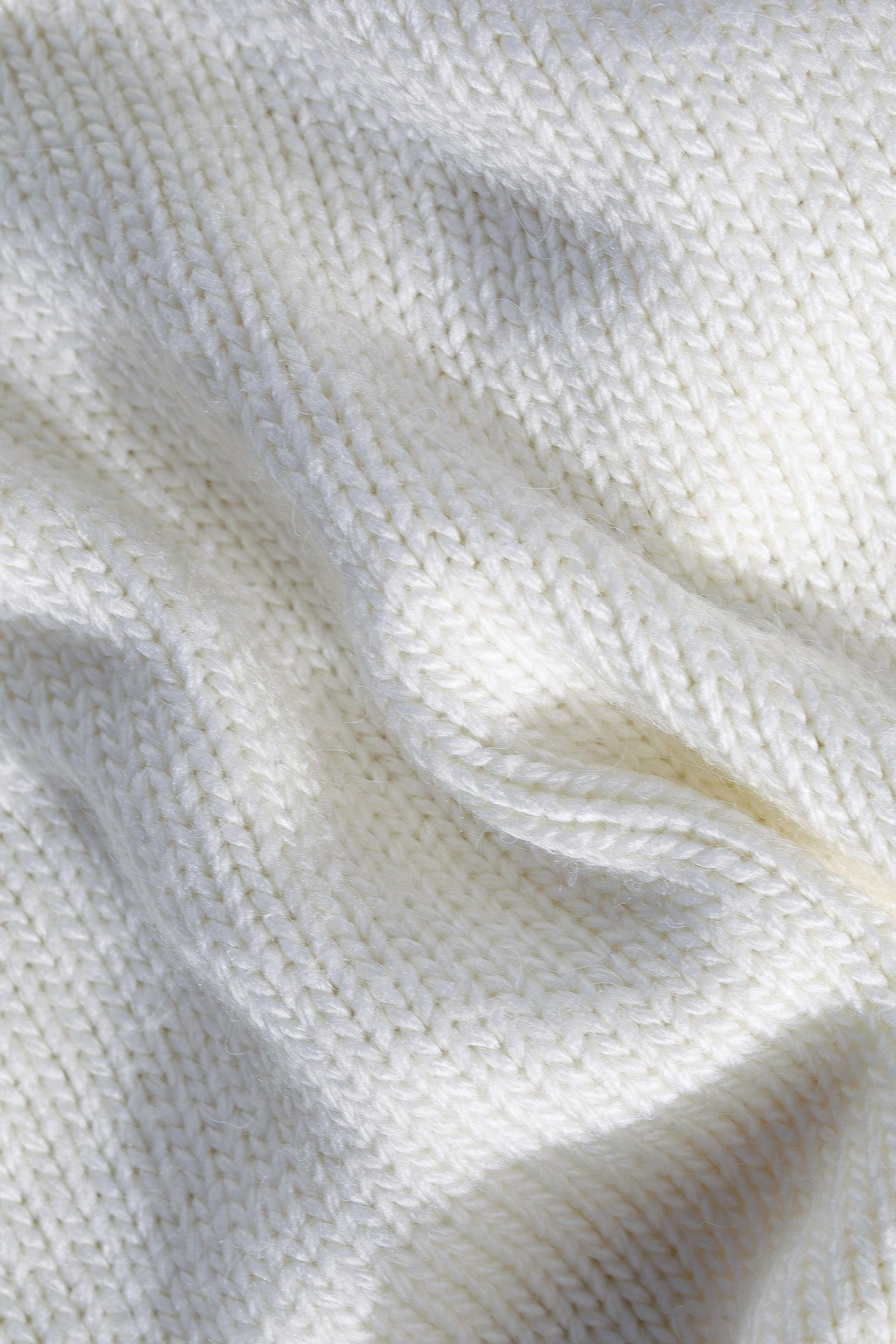 免费 近距离观察柔软的白色针织面料的质感，捕捉舒适面料的温暖和舒适感。 素材图片