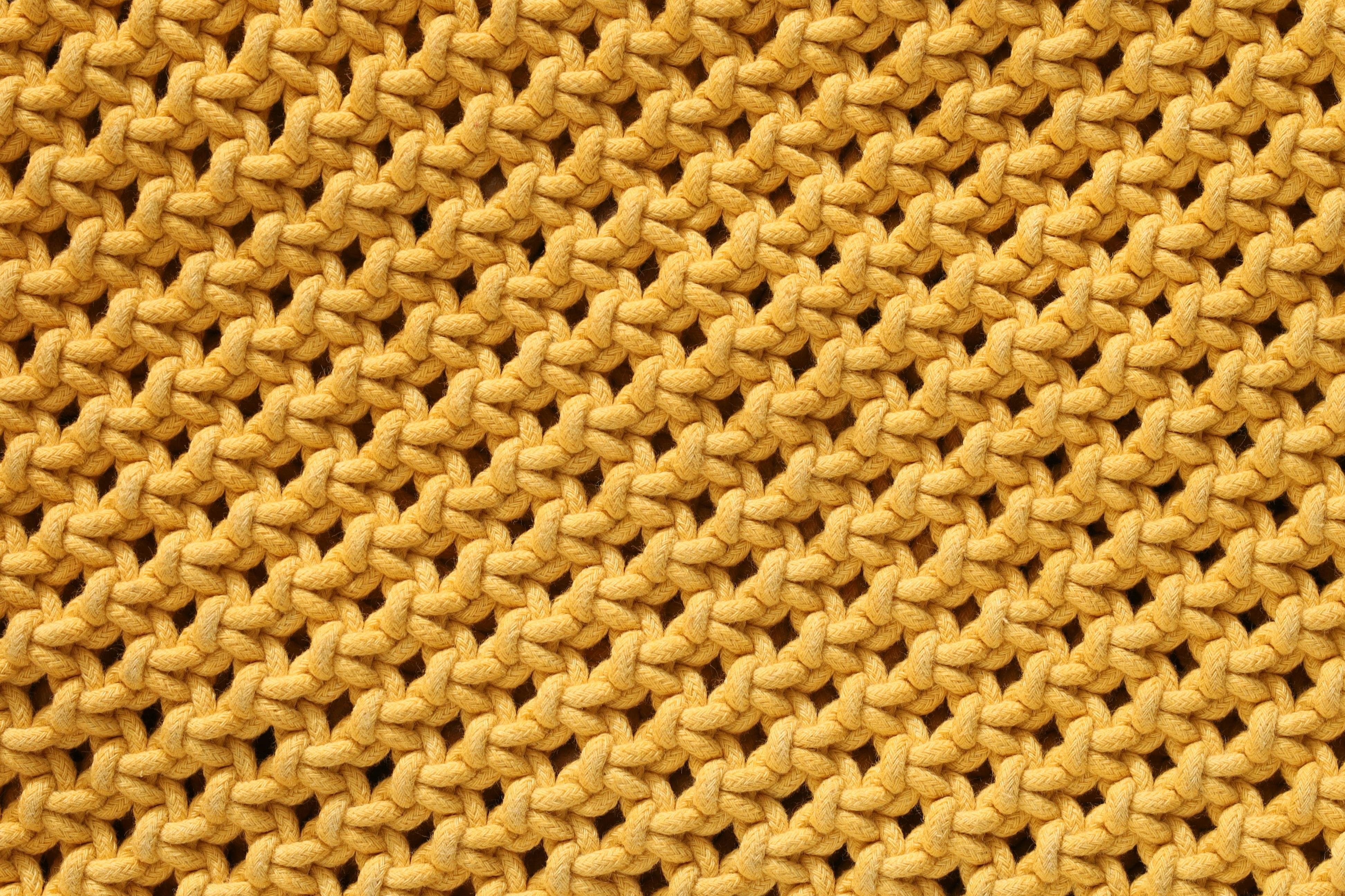 Gratis Vista dettagliata del modello lavorato a maglia giallo che mette in risalto la consistenza e lo stile della lavorazione. Foto a disposizione