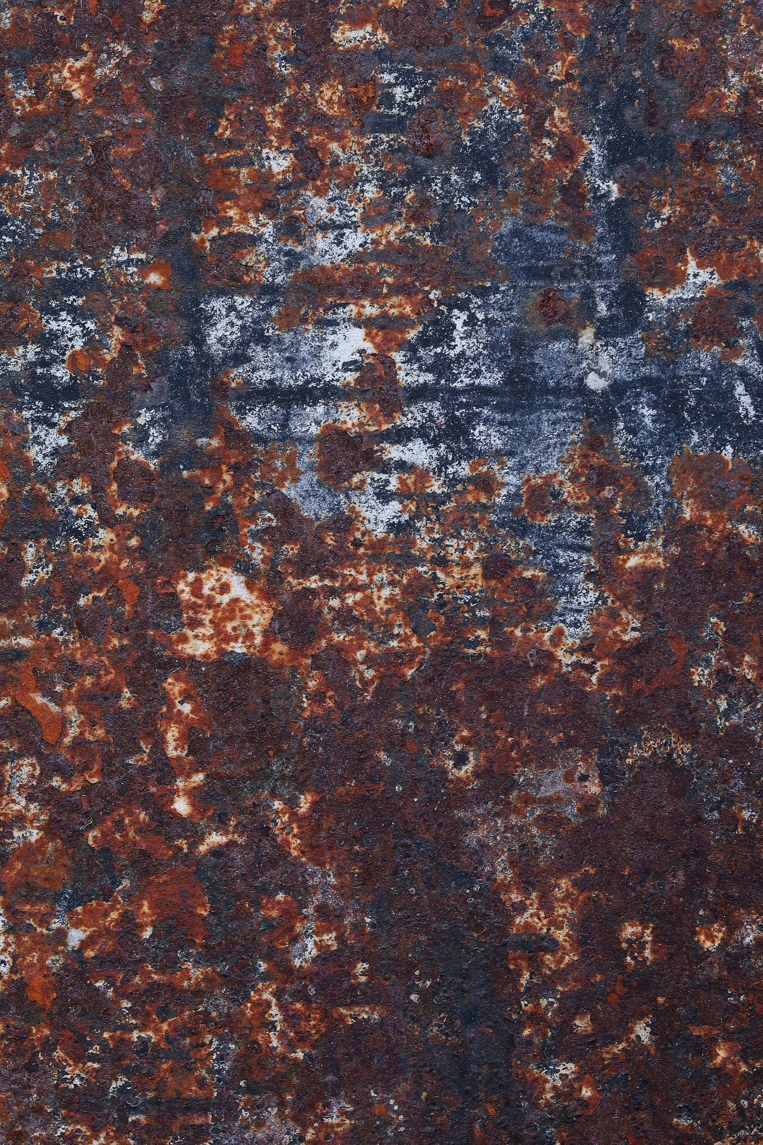 Безкоштовне Детальна текстура іржавої металевої поверхні, що показує природні візерунки розпаду, спричинені вивітрюванням. стокове фото