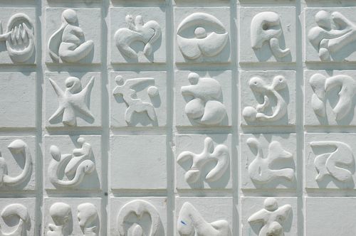 Free Intricate abstract relief wall design in Asilah, Morocco, showcasing artistic white sculptures. Stock Photo