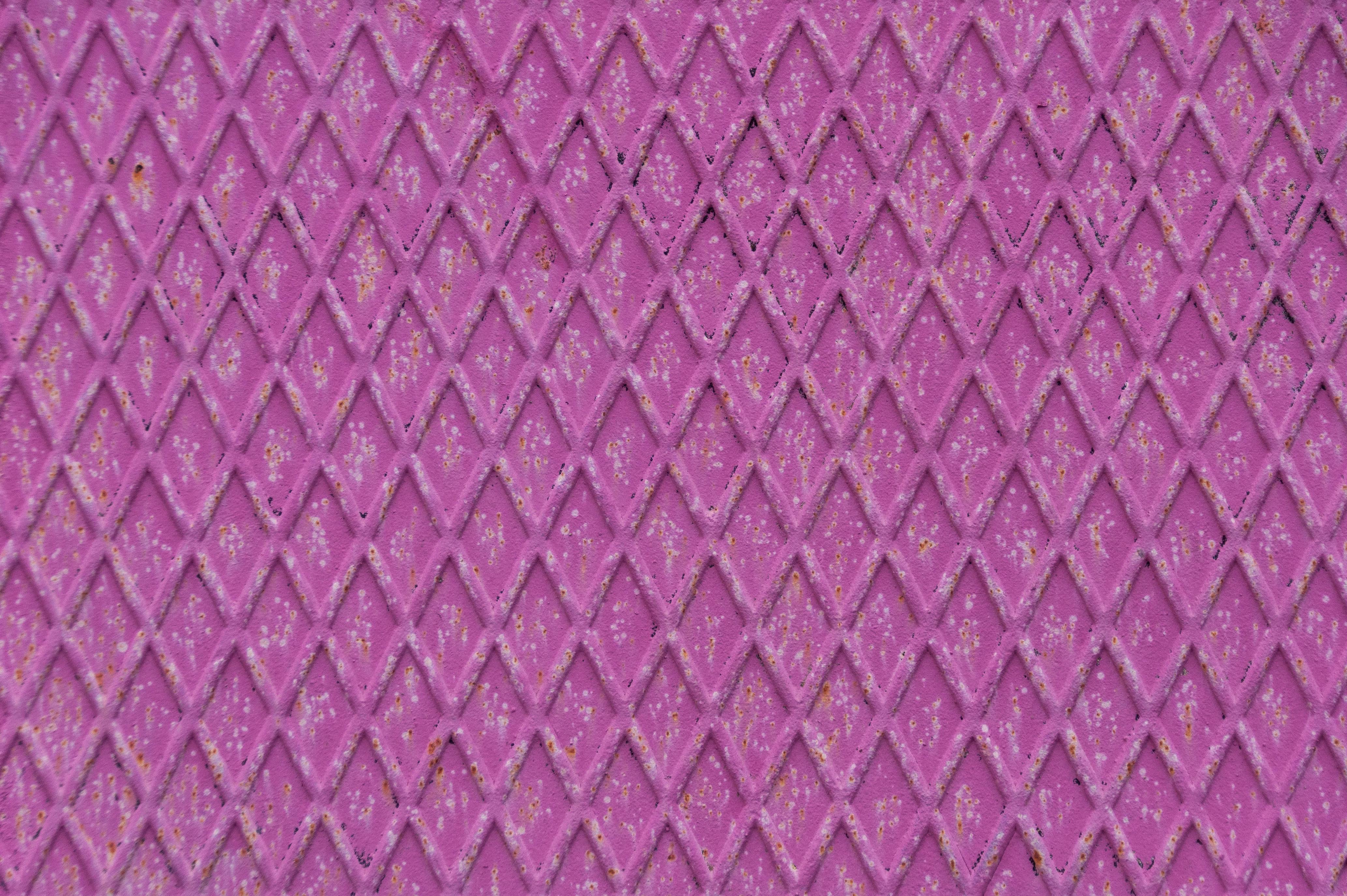 Gratis Primo piano di una superficie astratta con motivo a rombi viola, perfetta per gli sfondi. Foto a disposizione