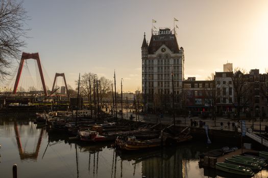 Majestätisches Bauwerk: Sonnenuntergang & Gebäude in Szene