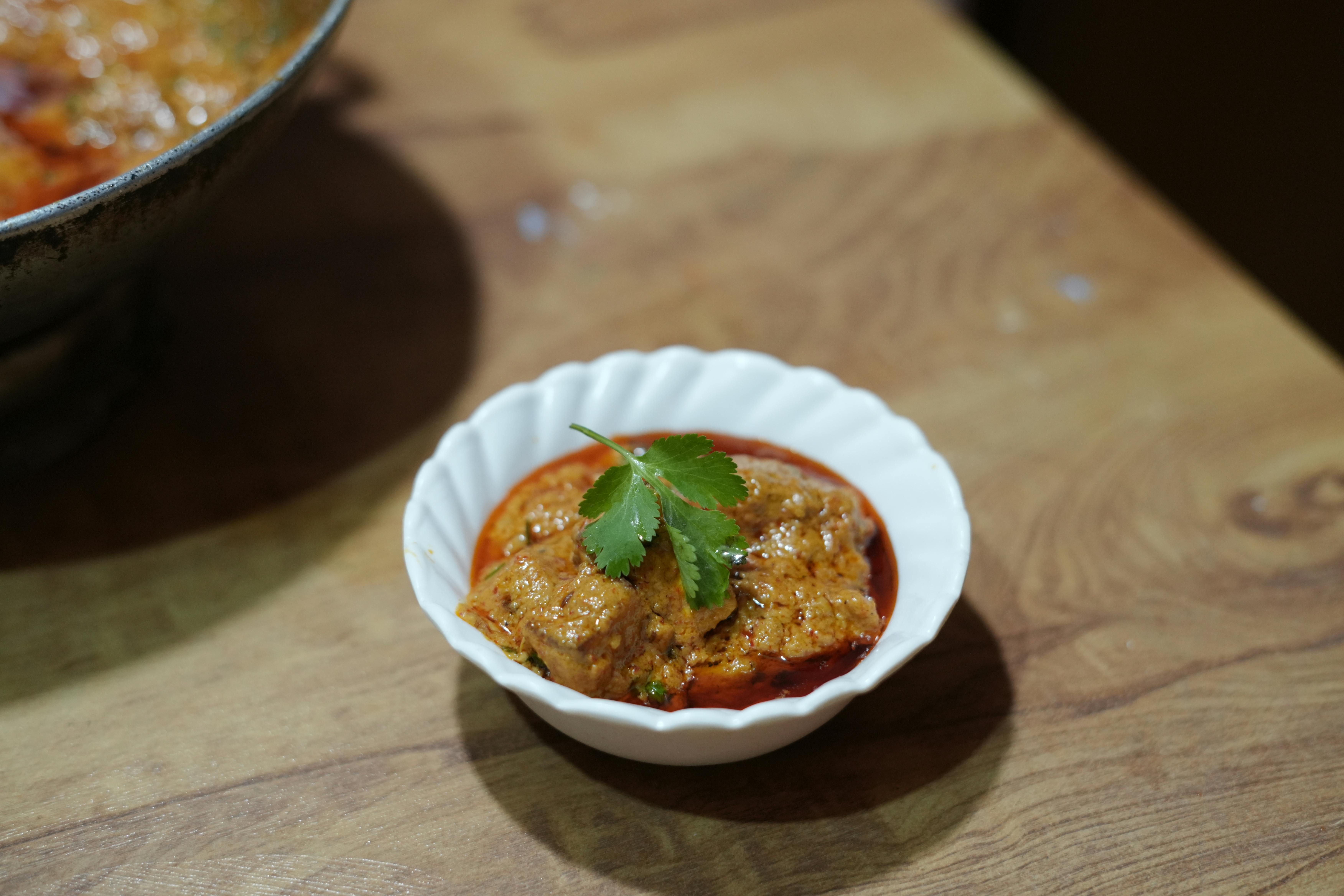 本格的なパニールカレーのクローズアップ。コリアンダーを添えて、鮮やかなインド料理を披露します。