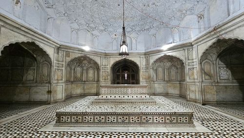Free Explore the intricate Mughal architecture with elegant marble inlays and vaulted ceilings. Stock Photo