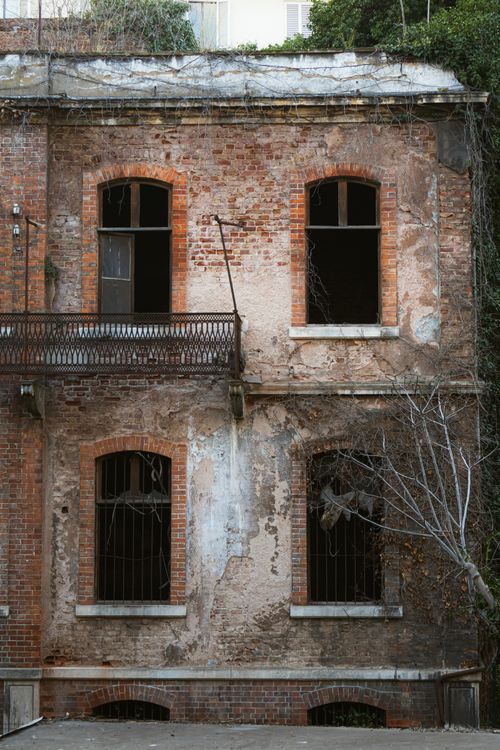 Free A decaying brick building facade in Istanbul showcasing vintage architecture. Stock Photo
