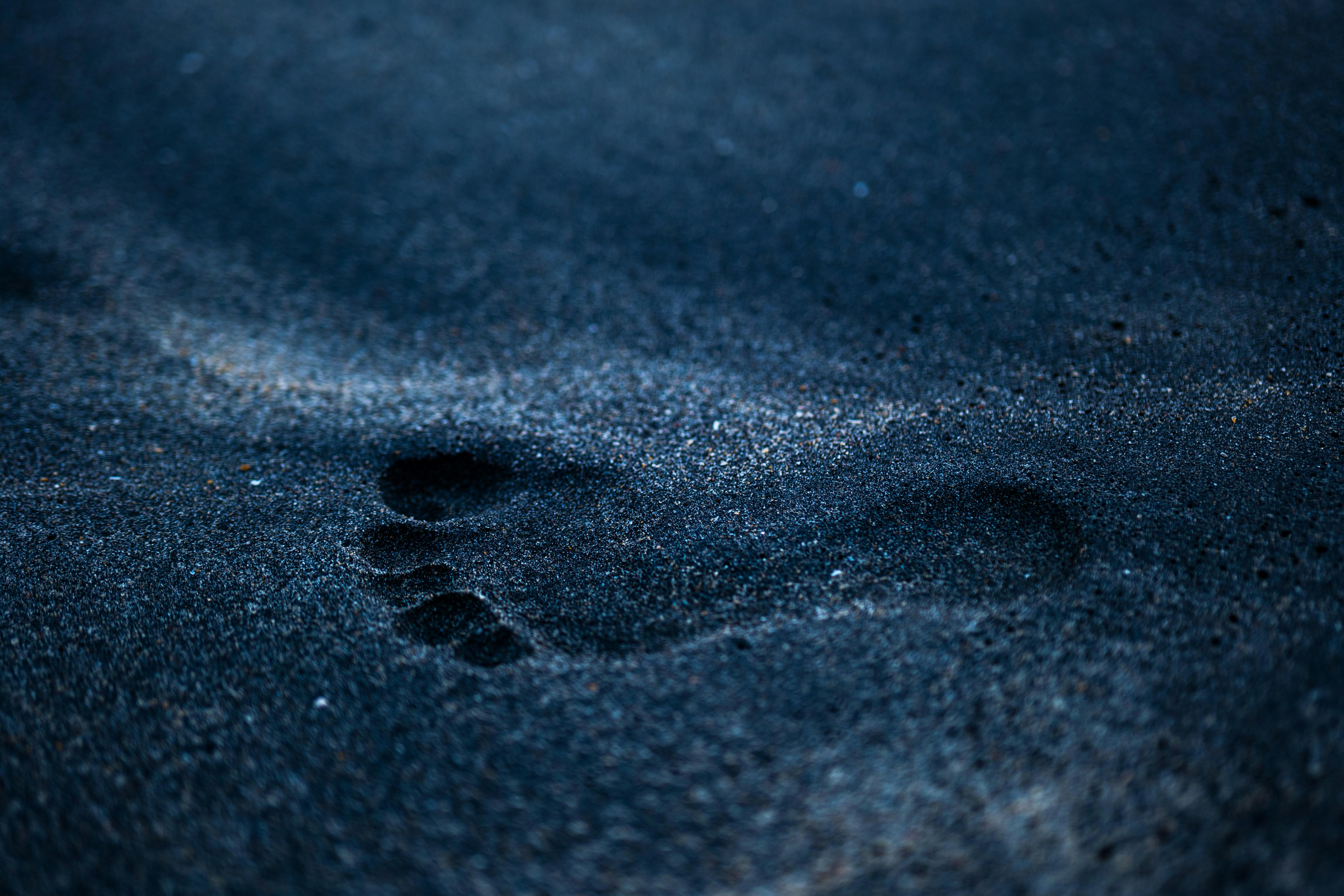 Δωρεάν Ένα μοναδικό αποτύπωμα ενσωματωμένο σε σκούρα άμμο, απαθανατισμένο μια νύχτα με φεγγάρι. Φωτογραφία από στοκ φωτογραφιών