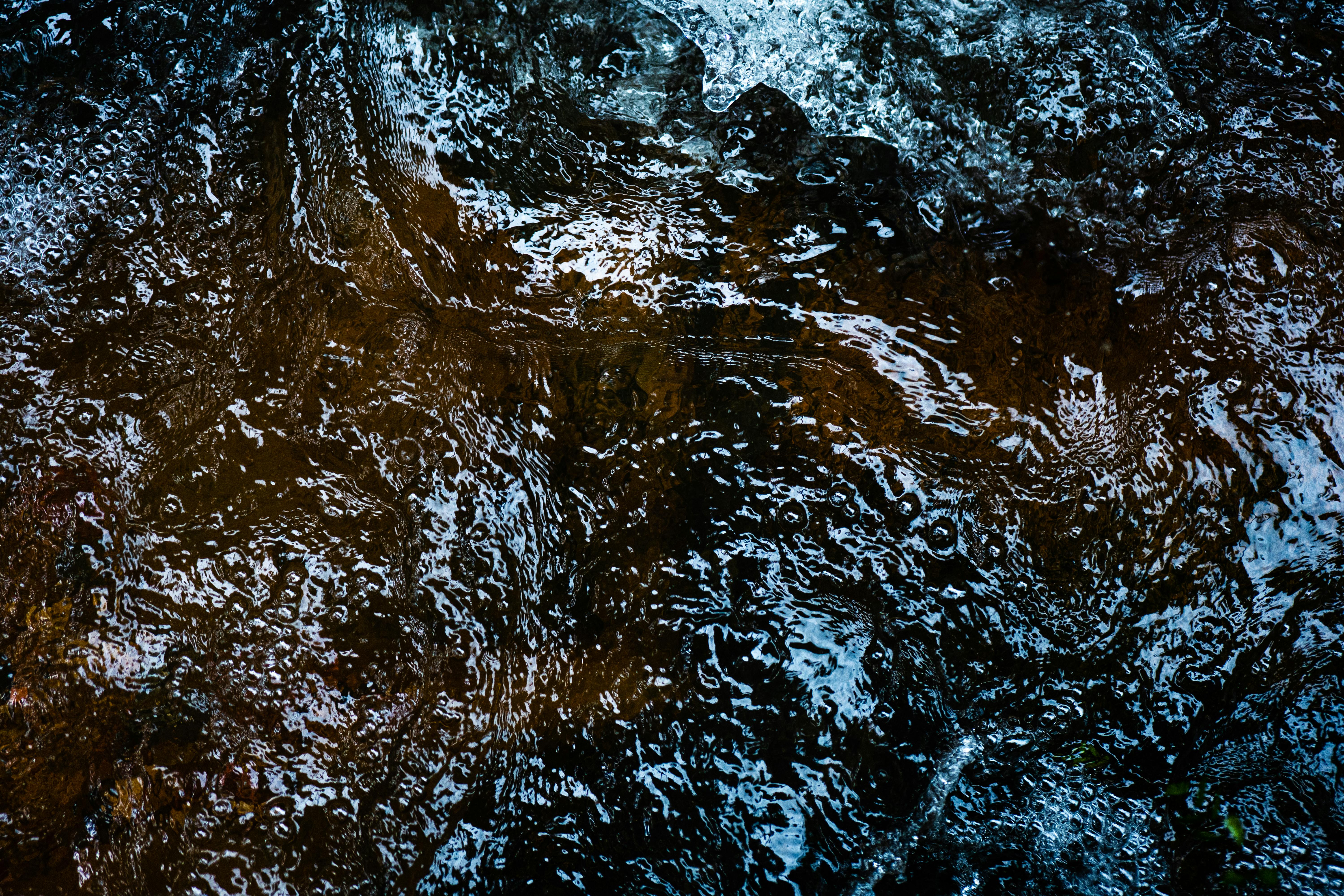 De franc Captura artística del flux d'aigua texturat amb reflexos i ondulacions. Foto d'estoc