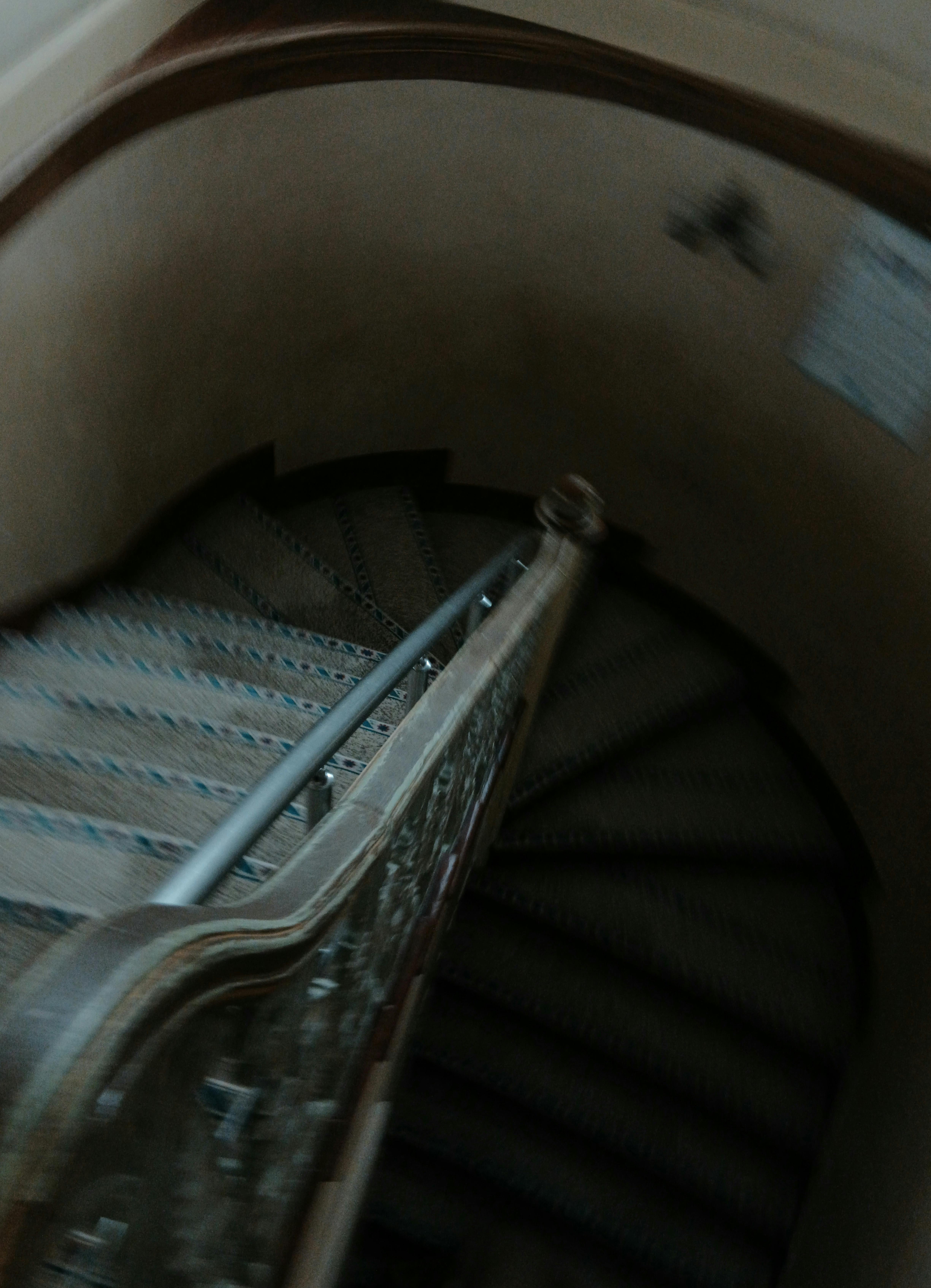 Kostenlos Künstlerisch verschwommene Ansicht einer Wendeltreppe mit dekorativem Geländer. Stock-Foto