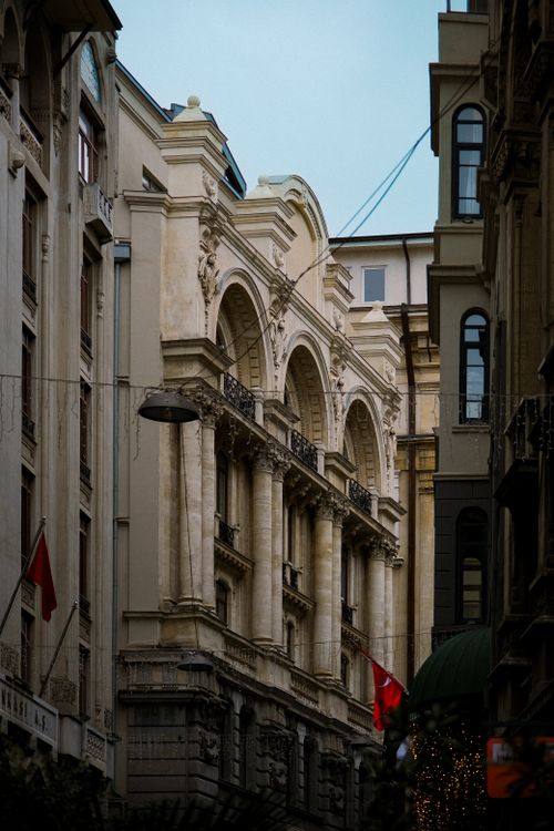 Free Capture of a classic European street with impressive historic architecture featuring arches. Stock Photo