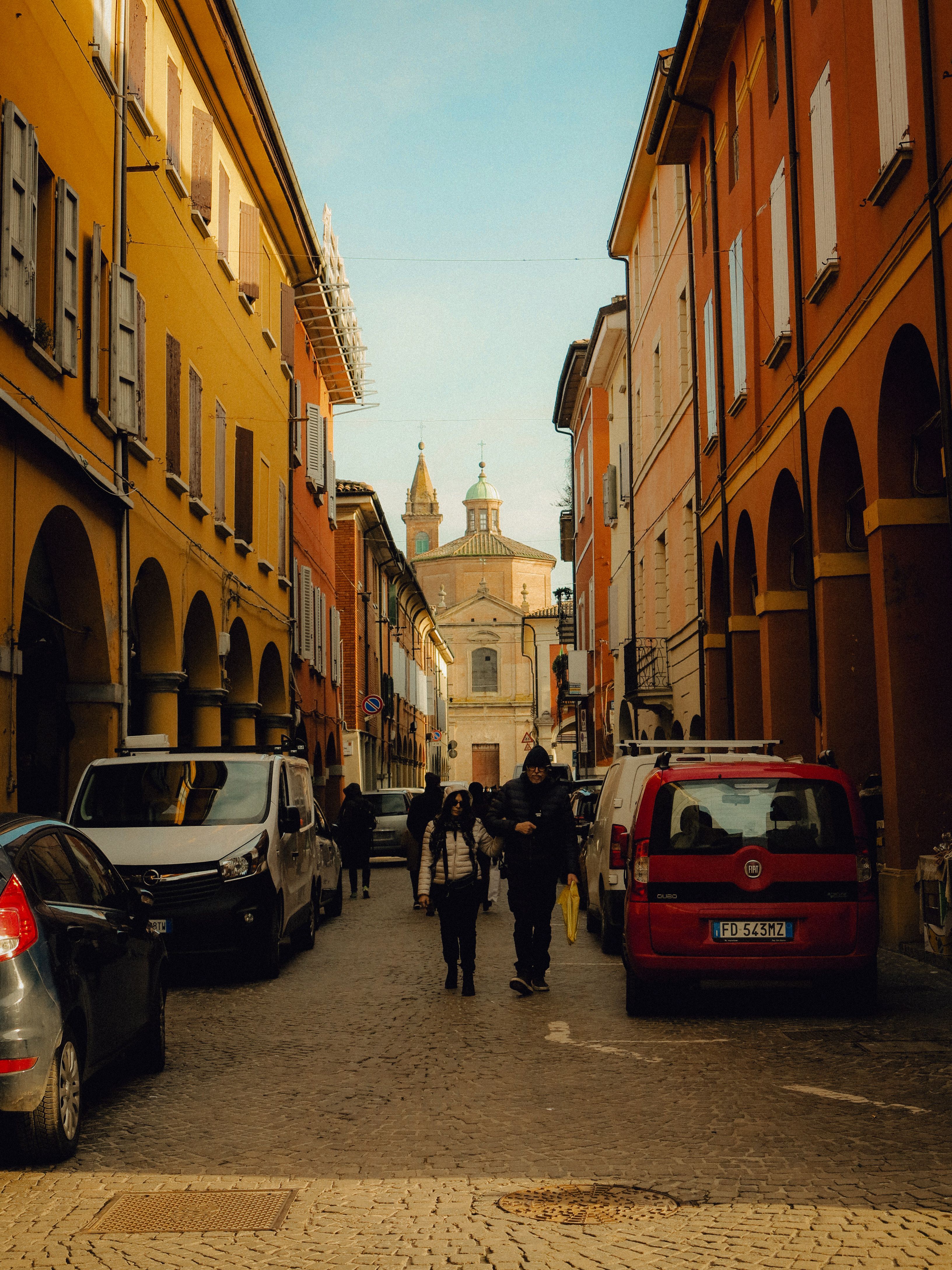 Charming Italian Street with Historic Architecture · Free Stock Photo