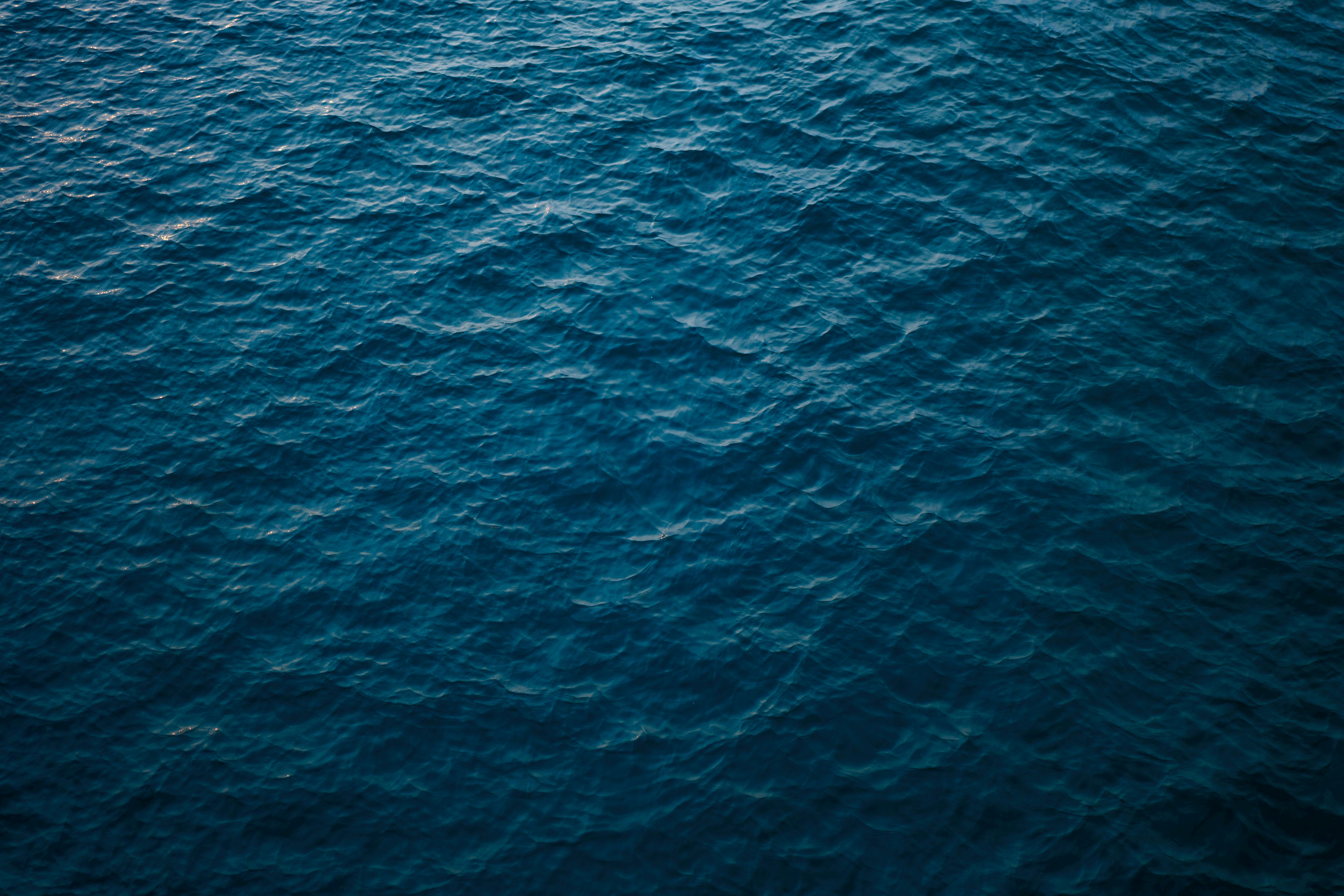 De franc Textura dinàmica de les ones de l'oceà al capvespre, capturant la calma i la bellesa del mar. Foto d'estoc