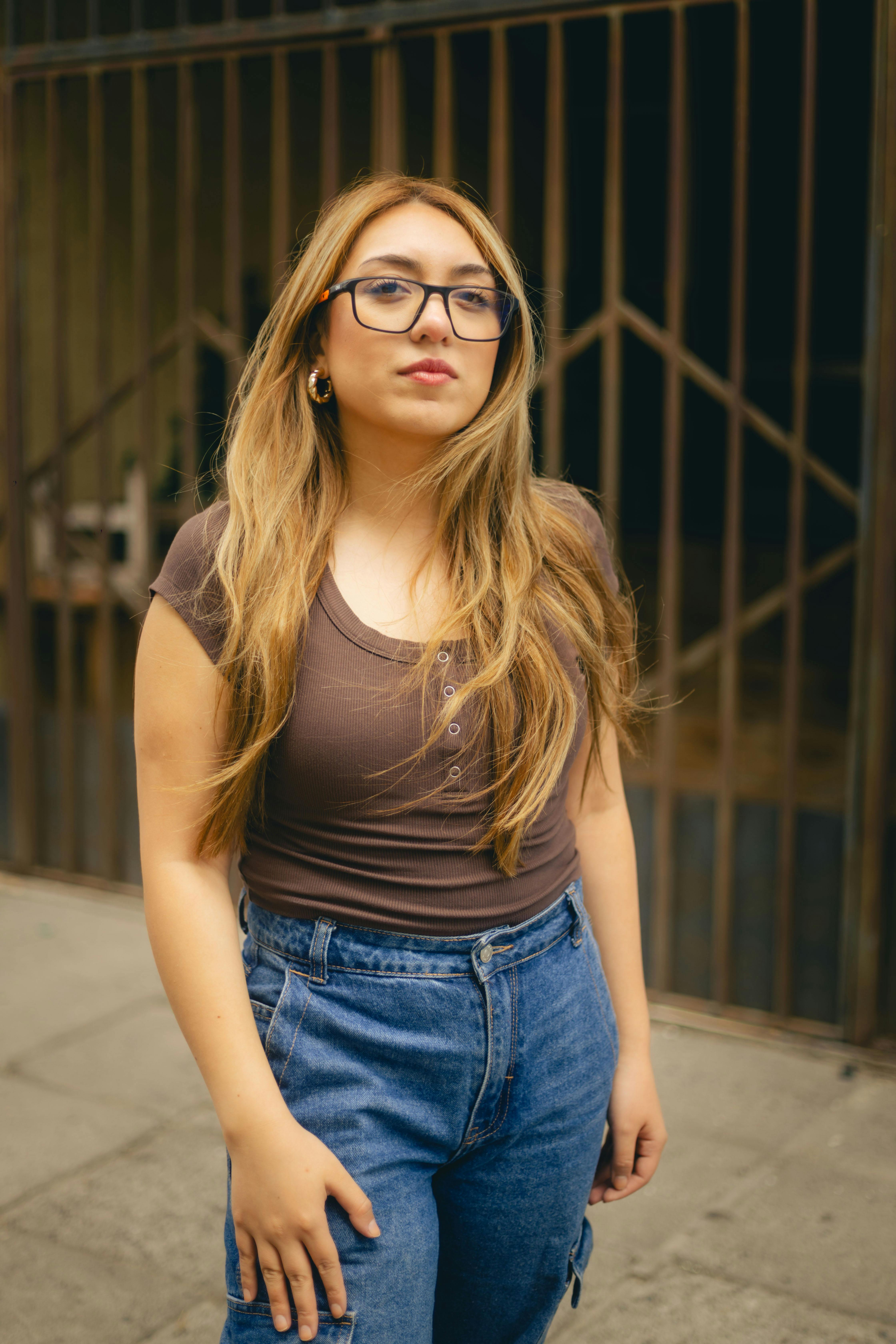 Gratuit Portrait d'une jeune femme branchée portant des lunettes, en milieu urbain. Photos