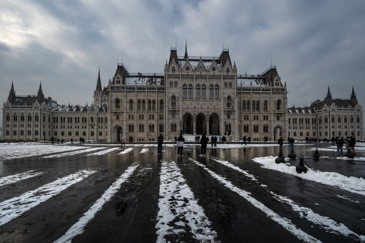 Parlamentul Ungariei văzut din Piața Kossuth acoperită de zăpadă, într-o zi de iarnă înnorată