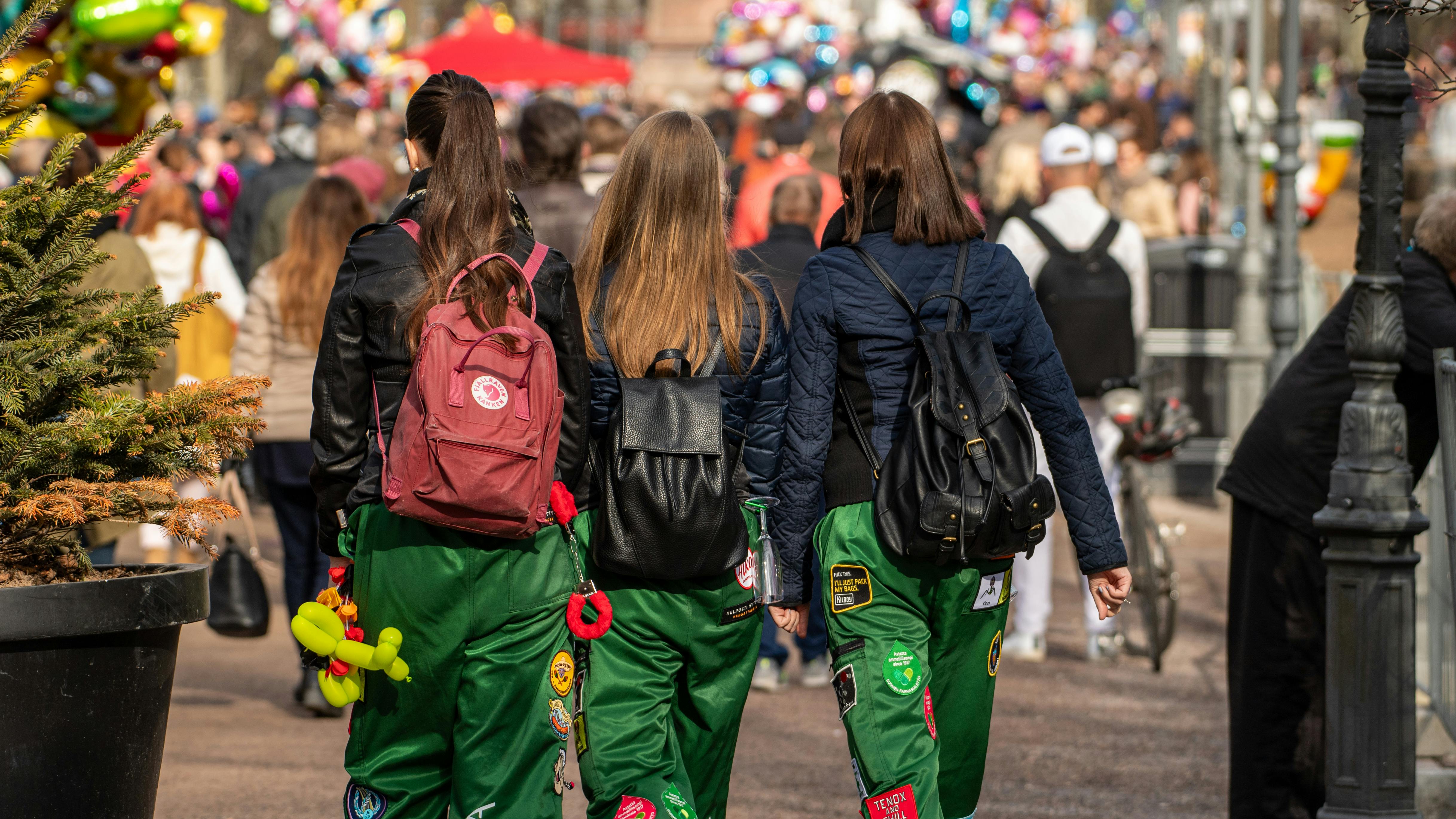 grátis Estudantes com macacões coloridos celebram o Vappu em um animado festival de rua em Helsinque. Foto profissional