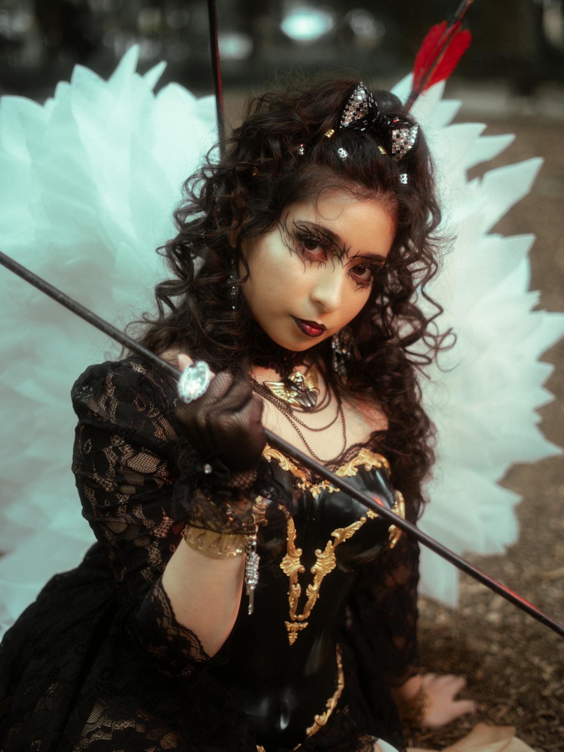 gratis Een elegant gothic fotomodel met veren vleugels en donkere make-up in Mexico-Stad. Stockfoto