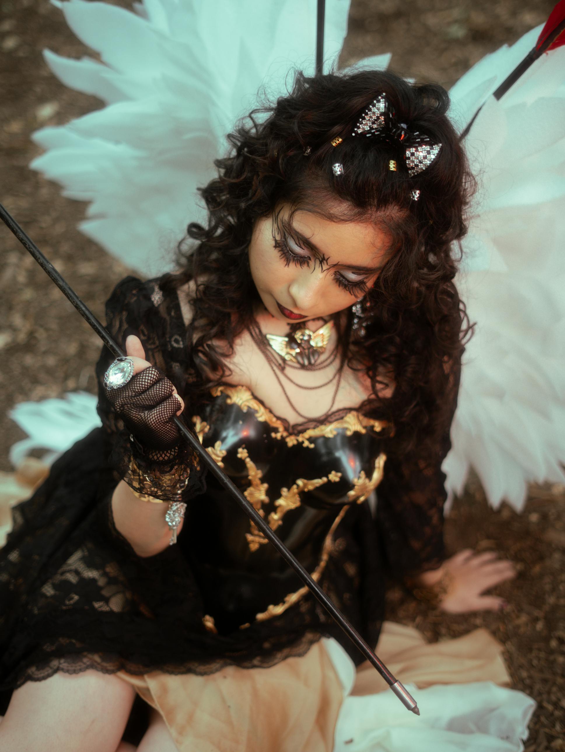 Gratis Model fesyen bergaya Gothic yang didandani seperti malaikat di tengah hutan, memancarkan keanggunan dan misteri. Foto Stok