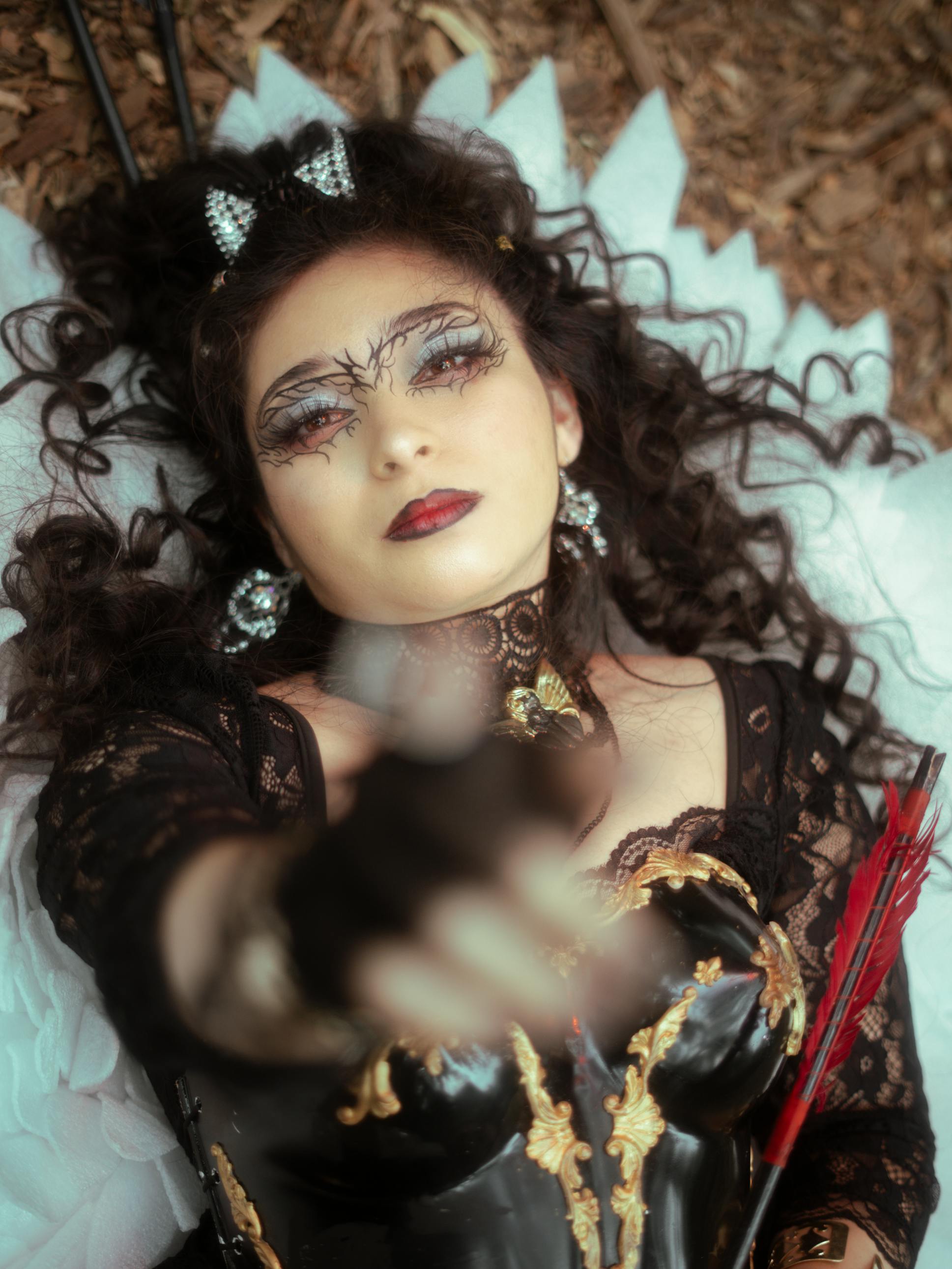 Kostenlos Model in Gothic-Kleidung und aufwendigem Make-up liegt im Freien. Elegant und geheimnisvoll. Stock-Foto