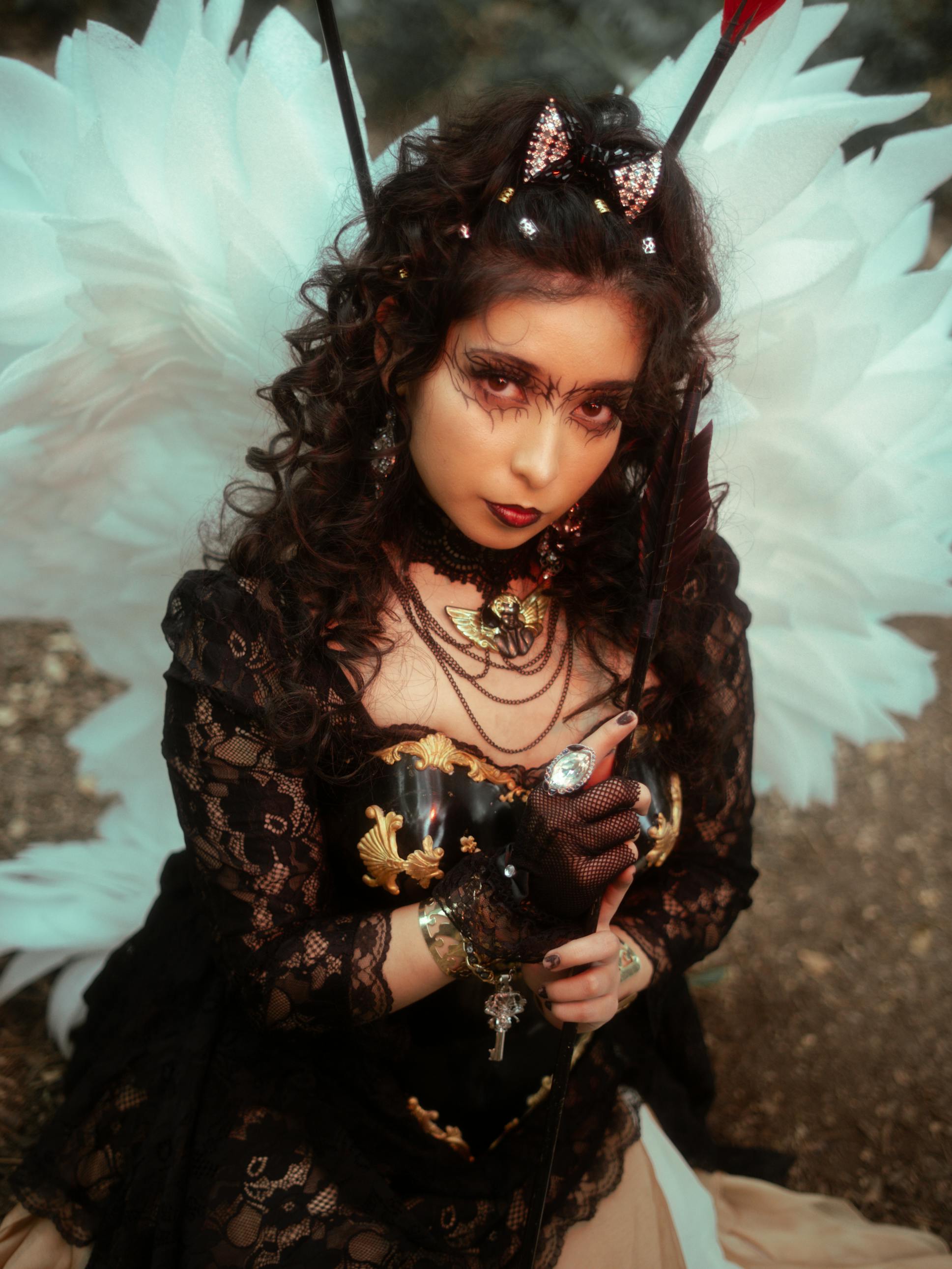 De franc Impressionant model de moda gòtica amb ales angelicals en un vestit fosc i elegant. Foto d'estoc