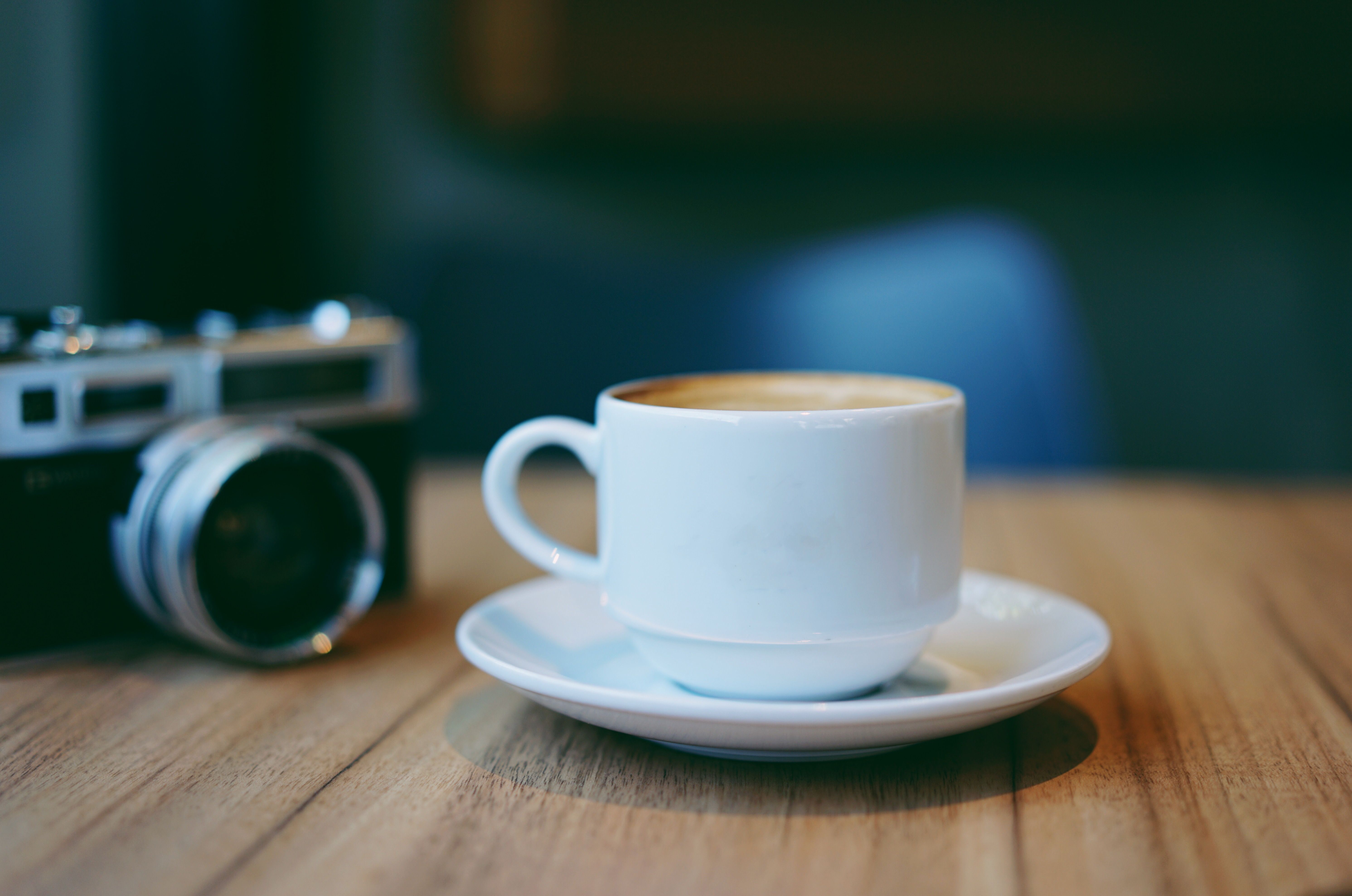 Taza Al Lado De La C\u00e1mara Terrestre En La Mesa \u00b7 Foto de stock gratuita