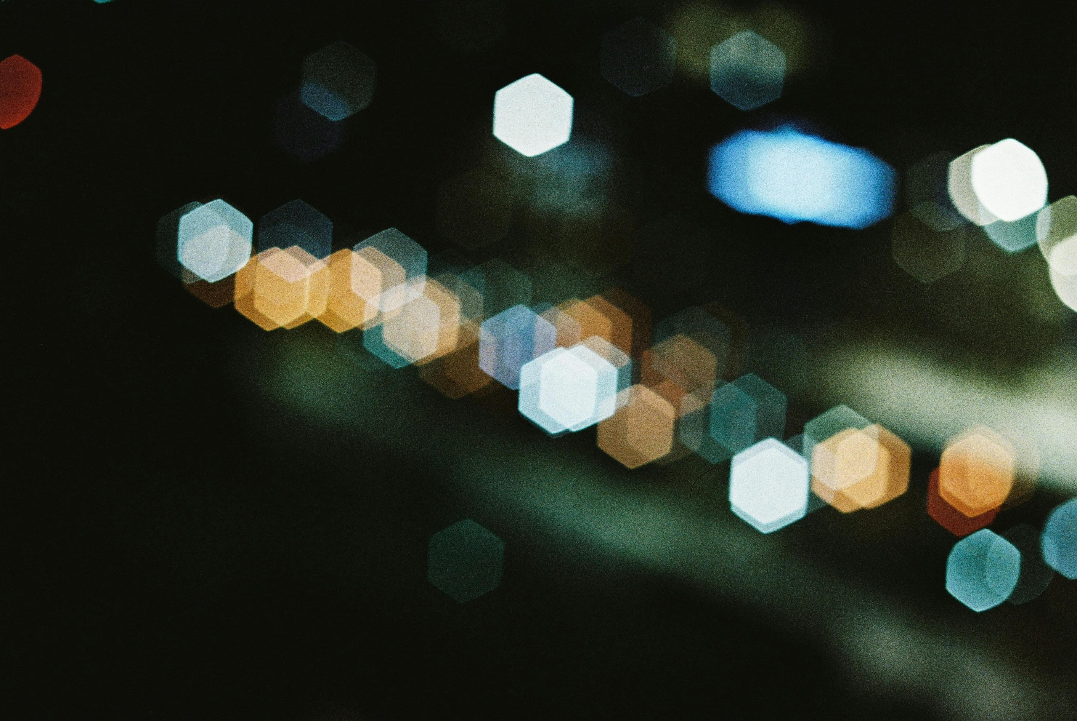 Kostenlos Faszinierendes Bokeh der nächtlichen Stadtlichter erzeugt einen abstrakten, verträumten Effekt. Stock-Foto