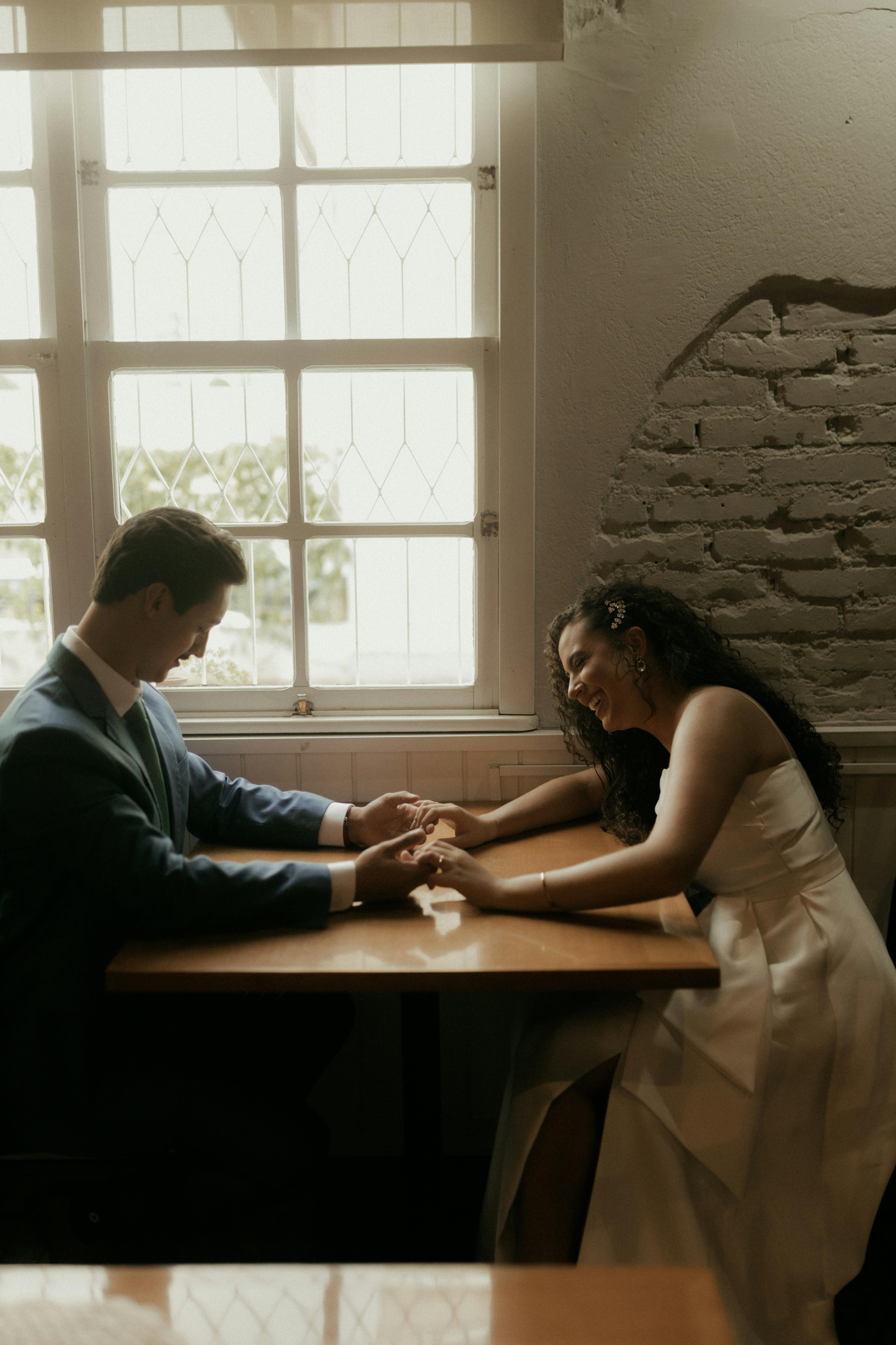 Miễn phí Một cặp đôi tận hưởng khoảnh khắc lãng mạn khi nắm tay nhau tại bàn cà phê. Ảnh lưu trữ