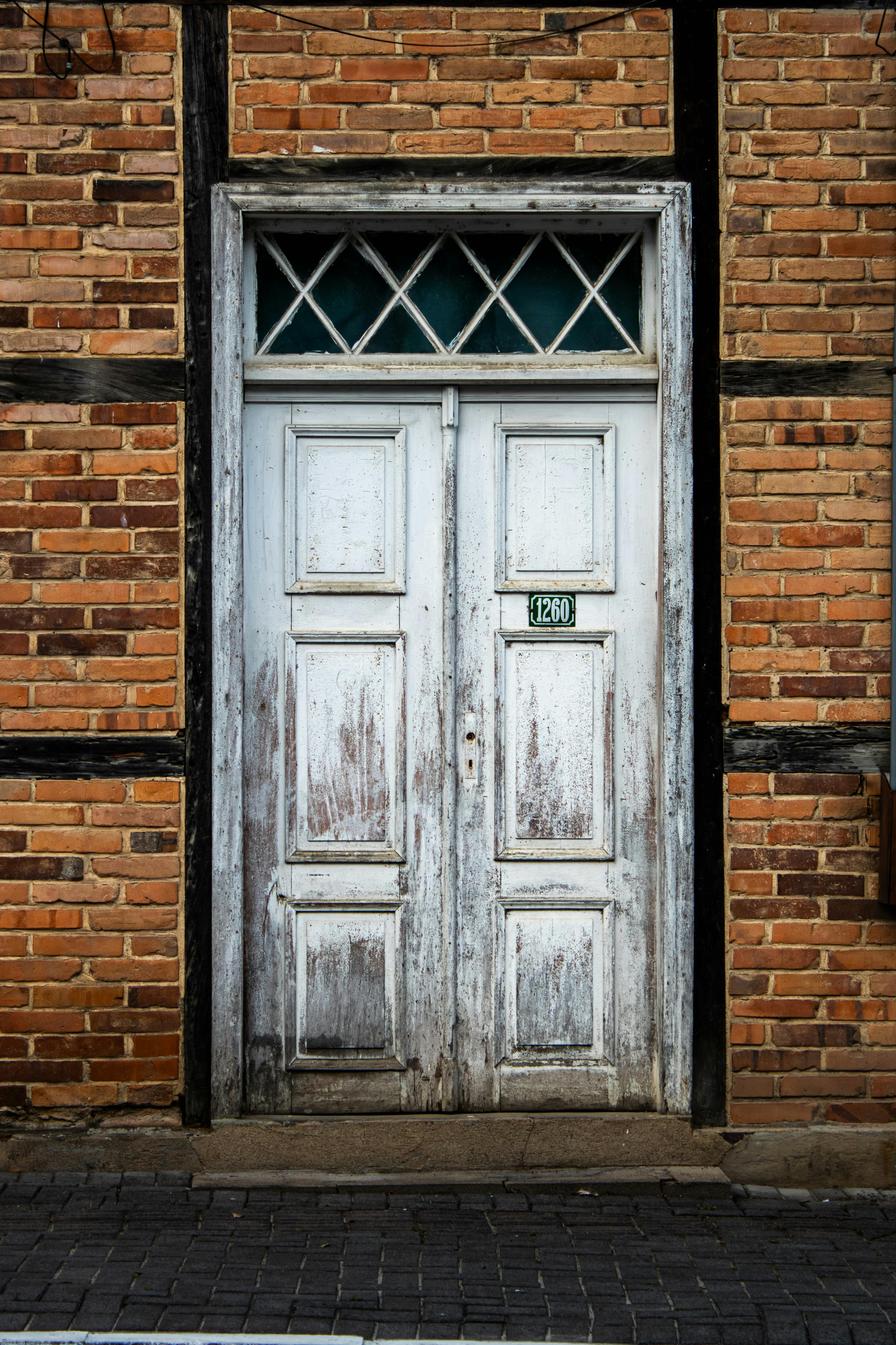 Gratuit O ușă vintage din lemn, uzată, amplasată într-un zid de cărămidă, cu farmec rustic în Santa Catarina, Brazilia. Fotografie de stoc