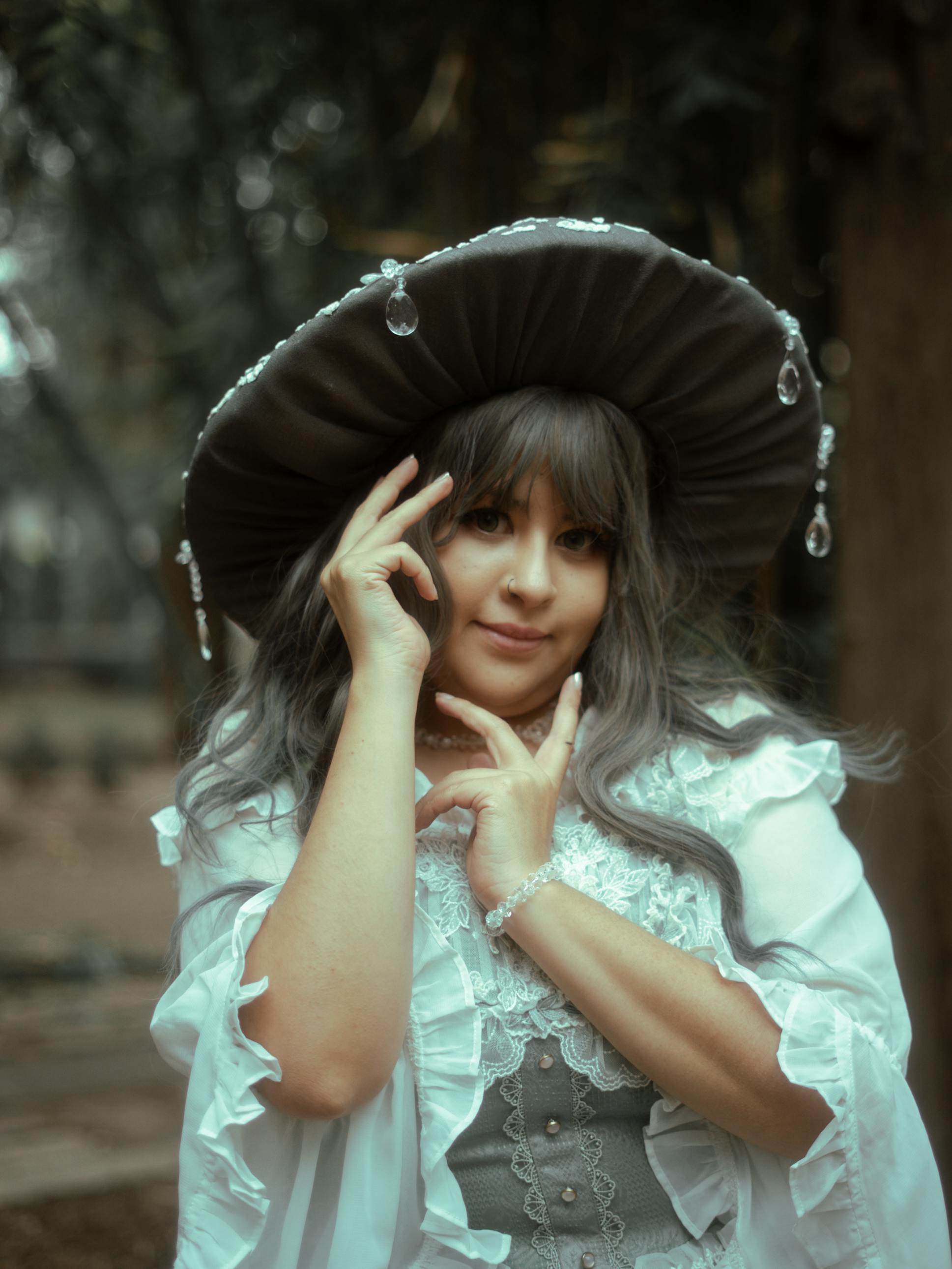 Gratis Et fantasiportrett av en kvinne i mystisk antrekk i en fortryllet skog. Arkivbilde