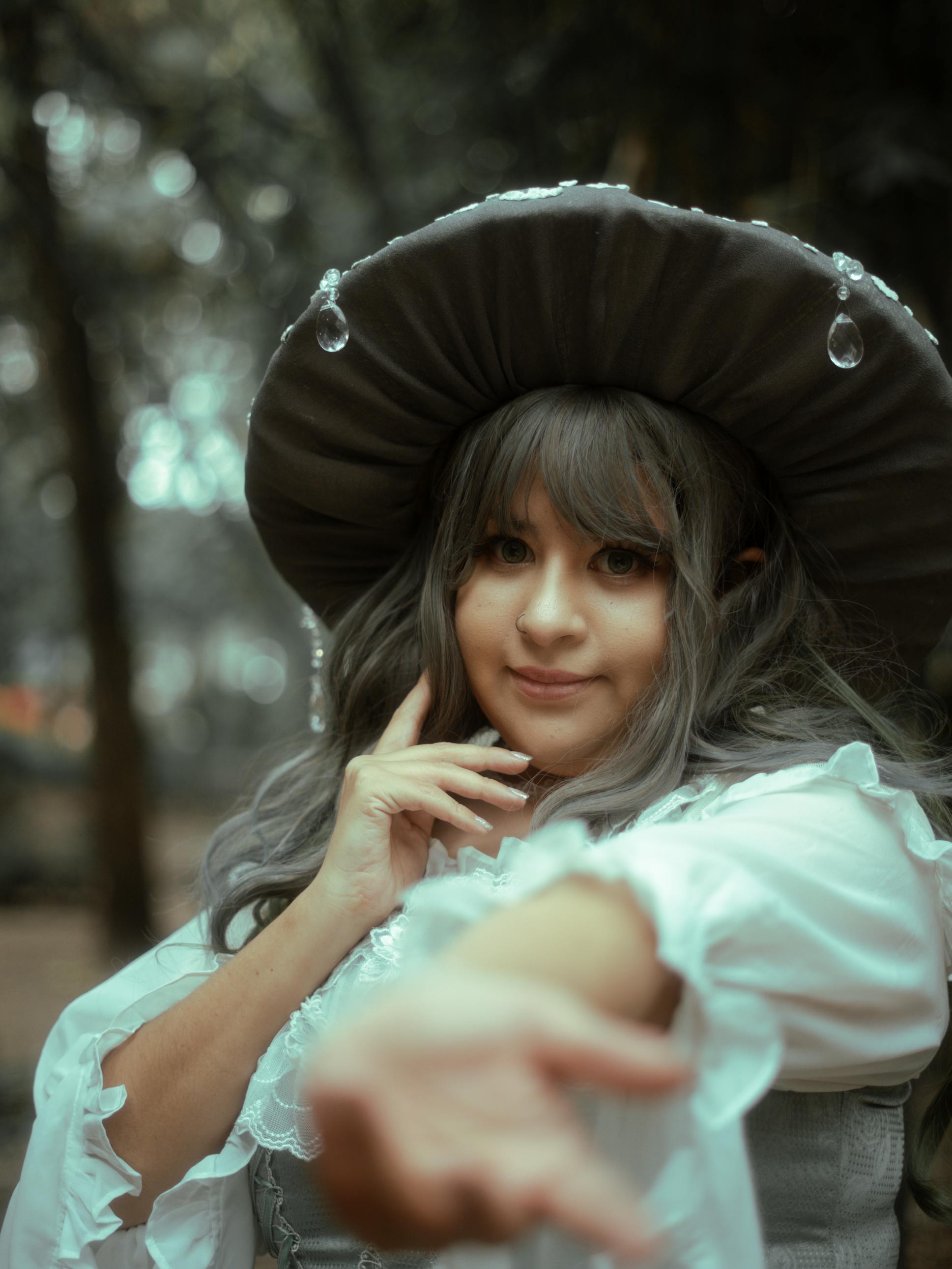 Gratis Un retrato místico de una mujer en un entorno forestal caprichoso, que captura el encanto de la fantasía. Foto de stock