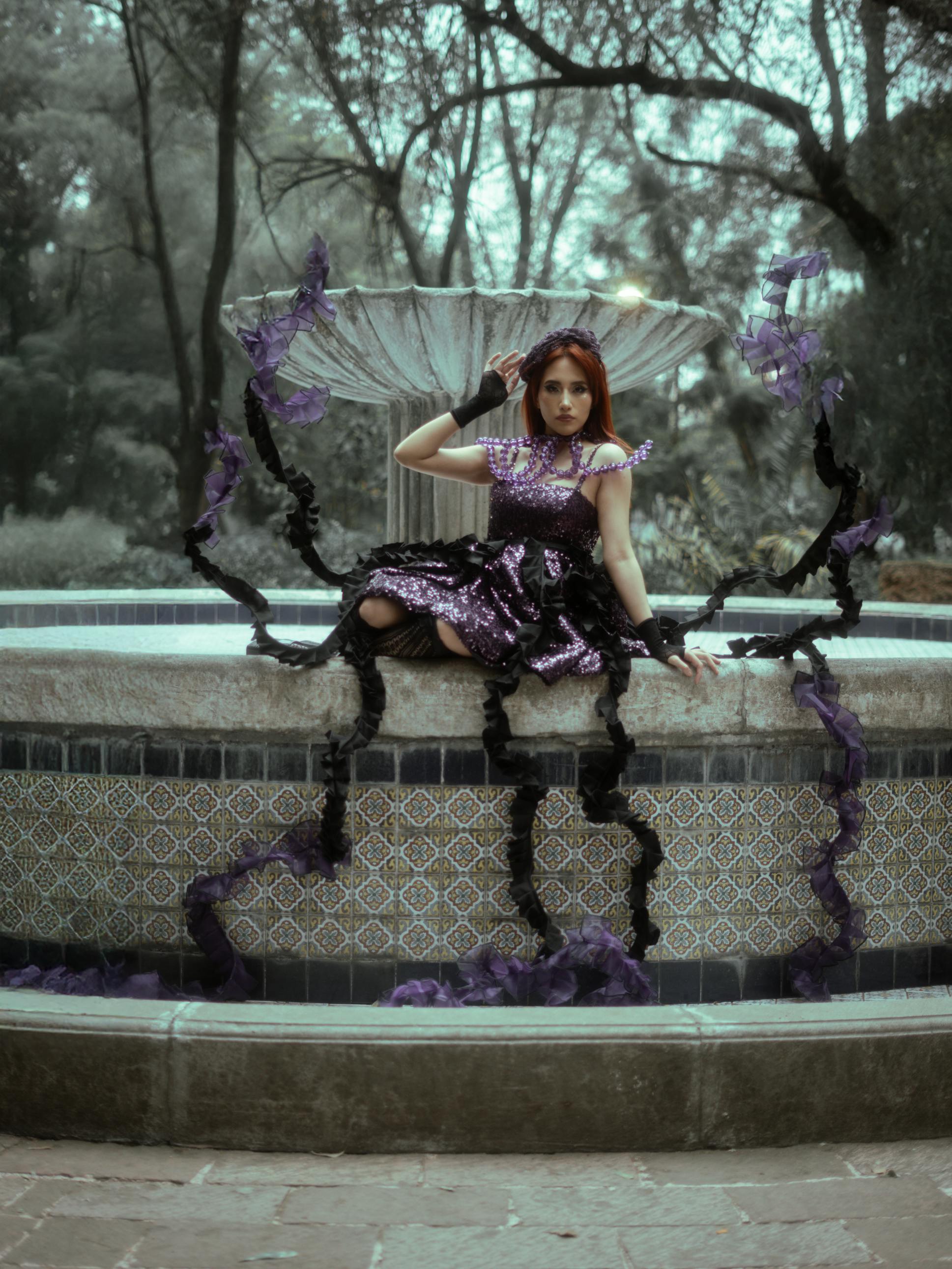 Gratuit O ședință foto de modă avangardistă impresionantă, cu o rochie unică de designer, într-un parc luxuriant din Mexico City. Fotografie de stoc