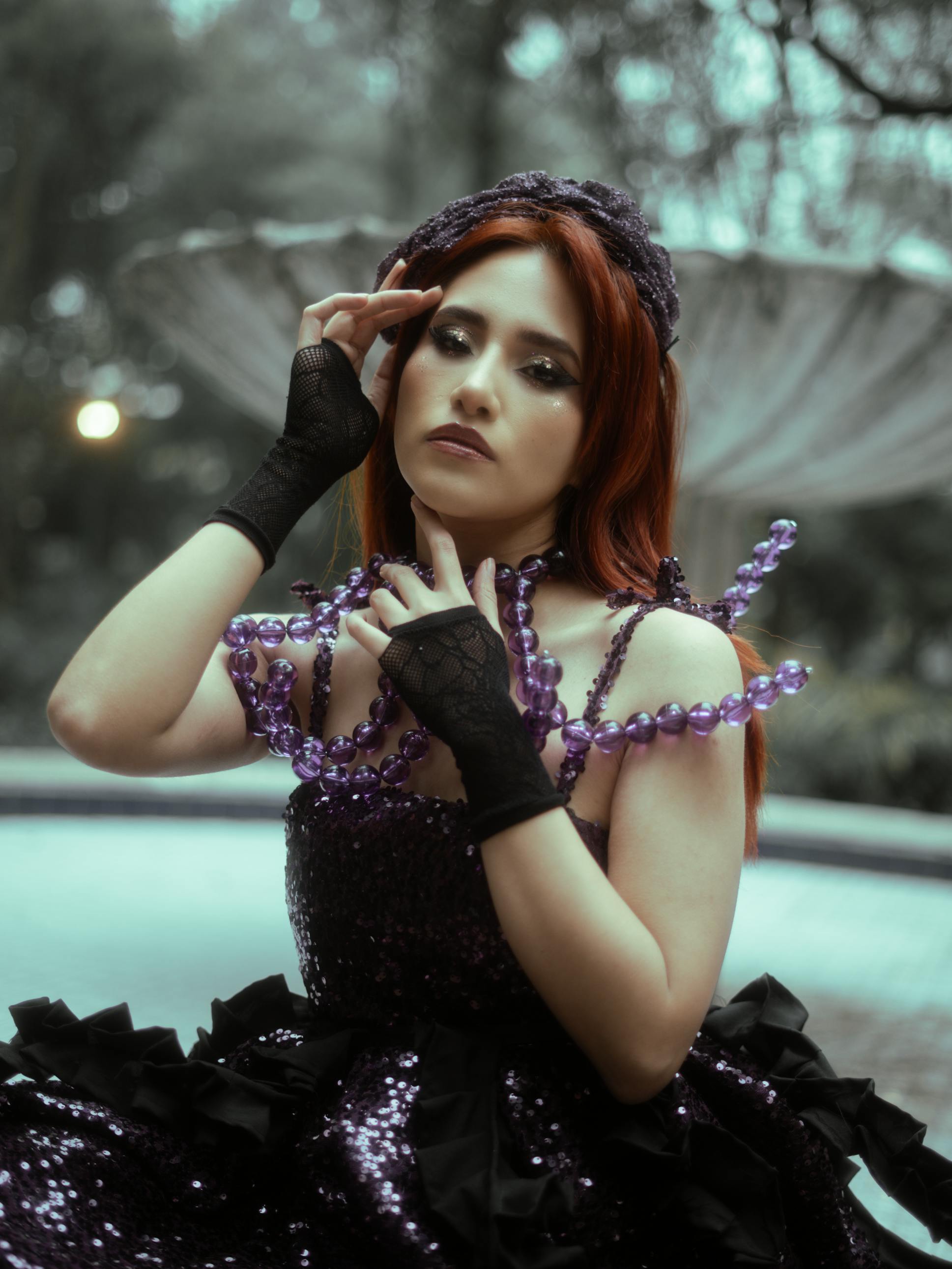 Gratis Seorang model dengan busana avant-garde berpose elegan di luar ruangan di Kota Meksiko. Foto Stok