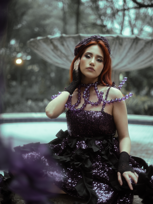 2026 Moda Trendlerine Uygun Ayakkabı Seçimi: Stil, Konfor ve Sürdürülebilirlik Rehberi 7 Stunning avant-garde fashion photo set in a garden with elegant details.