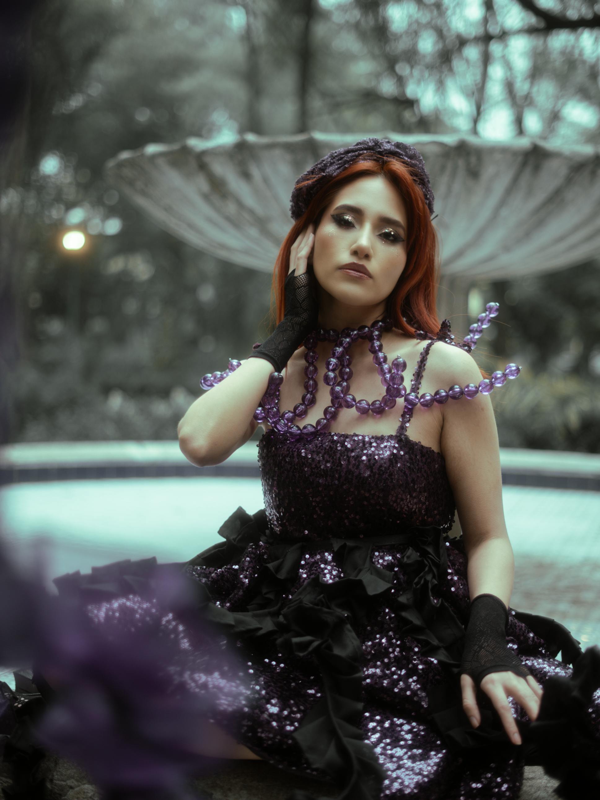 grátis Um ensaio fotográfico de moda vanguardista deslumbrante, ambientado em um jardim com detalhes elegantes. Foto profissional