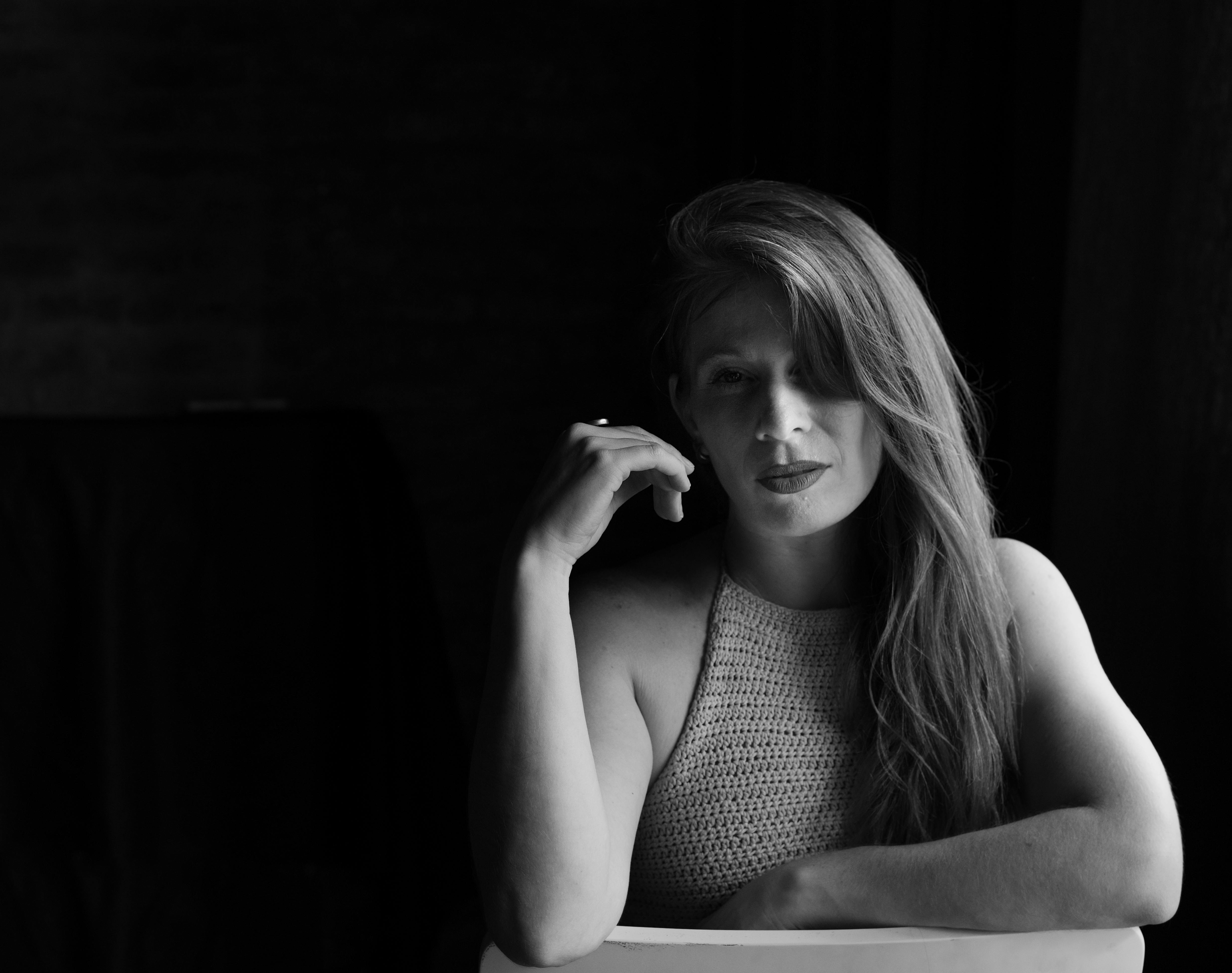 ingyenes Elegáns fekete-fehér portré egy nőről természetes fényben Buenos Airesben. Stockfotó