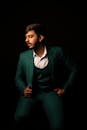 一位身穿绿色名牌西装的男子肖像，采用工作室灯光拍摄