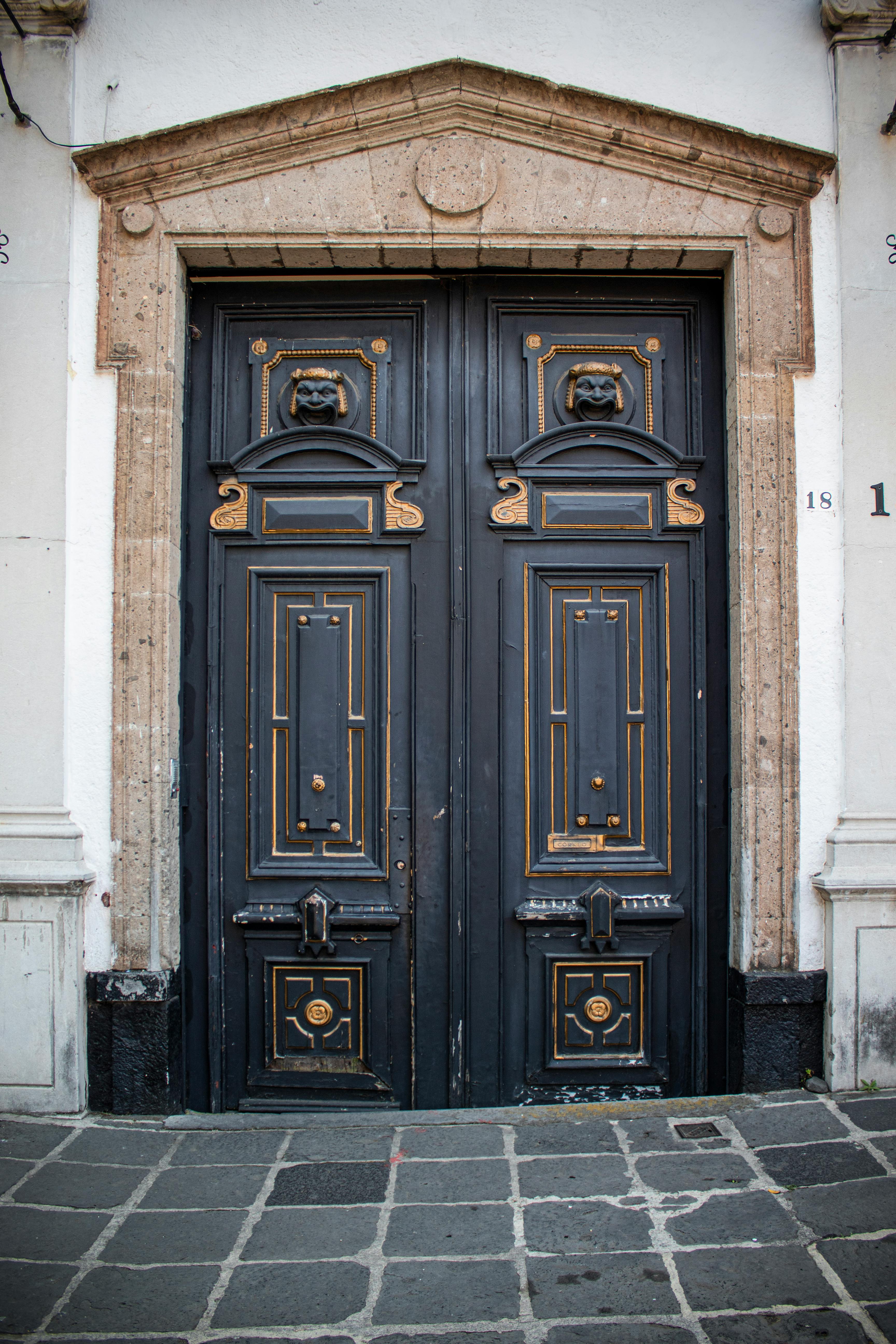Ücretsiz Meksika Şehri, San Ángel'de bulunan, taş kemerli, klasik ve süslü kapı, eski mimari cazibesini sergiliyor. Stok Fotoğraflar