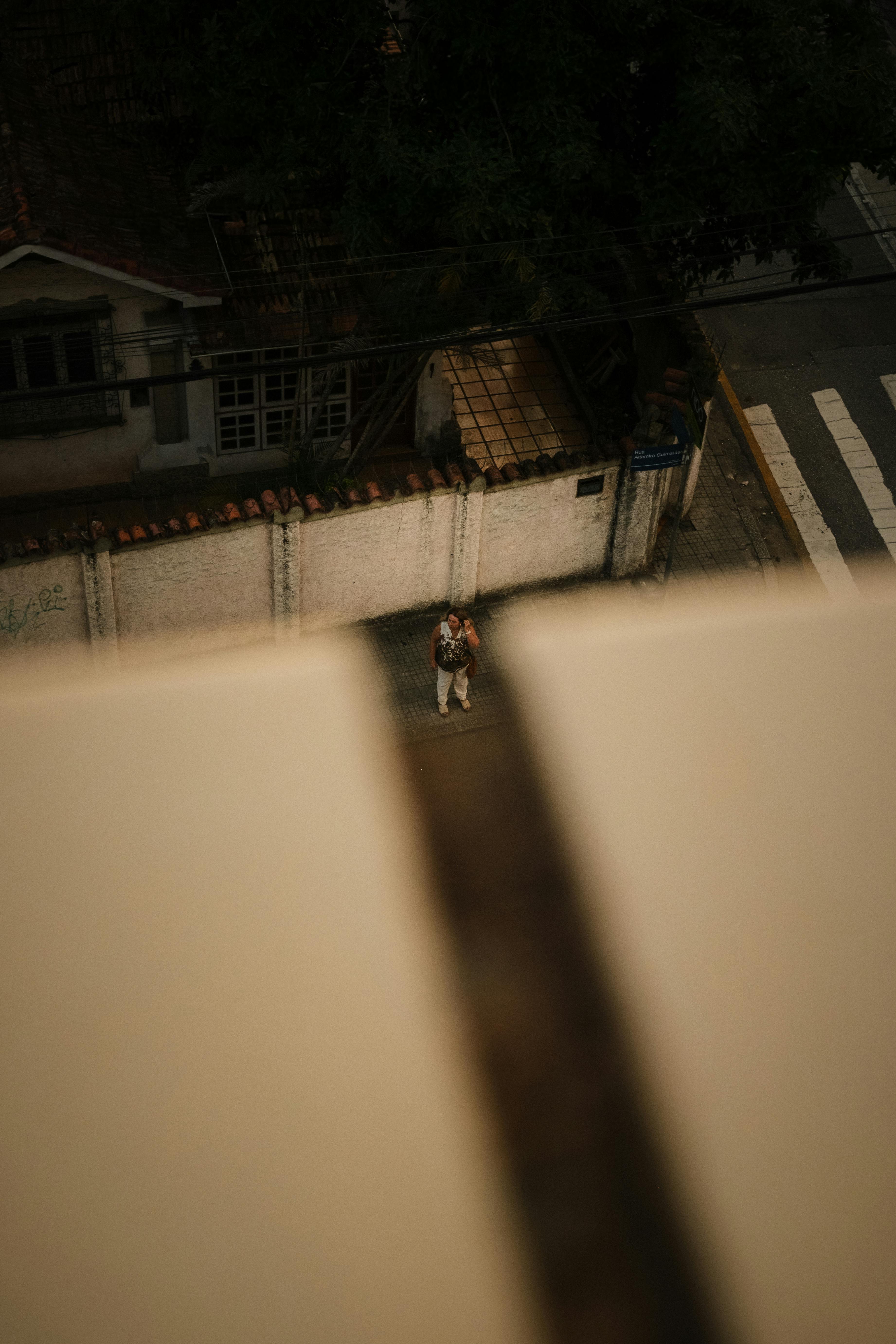 bezplatná Rozmazaný letecký pohled na brazilskou ulici s osobou pod ní. Základová fotografie