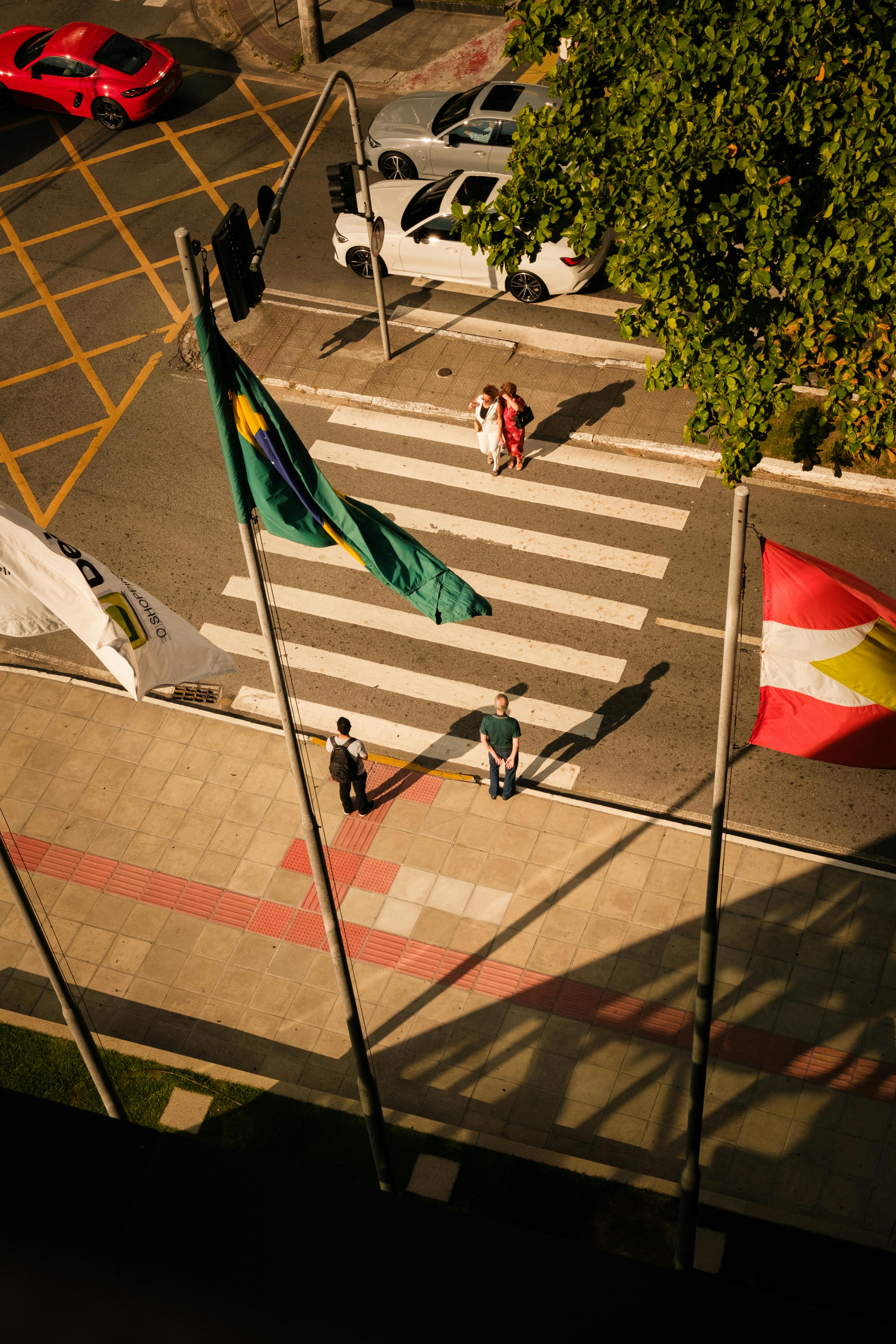 Ücretsiz Brezilya'nın SC şehrinde, bayraklar ve yayaların bulunduğu bir yaya geçidinin havadan çekilmiş fotoğrafı. Stok Fotoğraflar