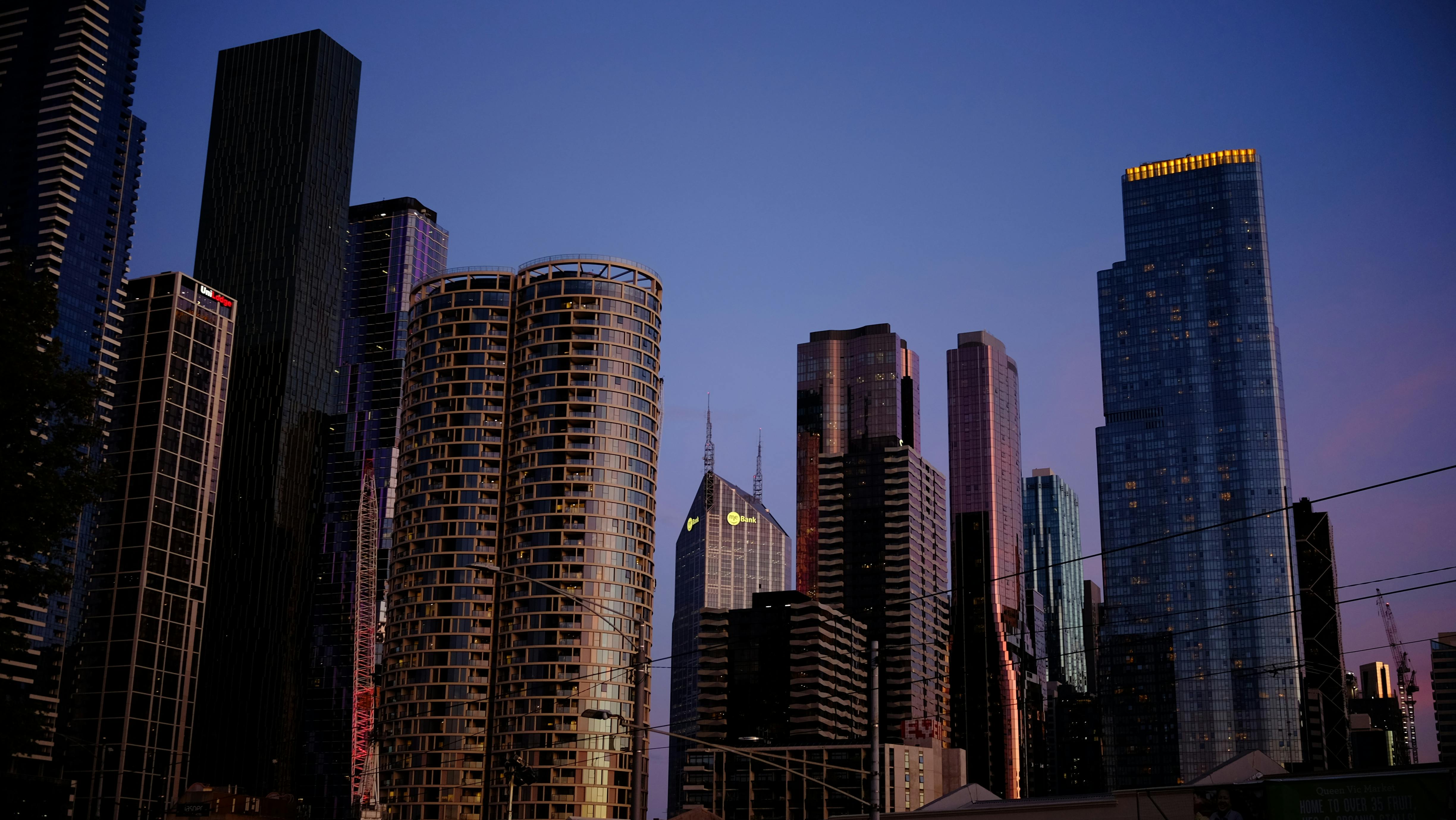 Bezpłatne Piękny widok na wieżowce zdobiące panoramę Melbourne o zmierzchu. Zdjęcie z galerii