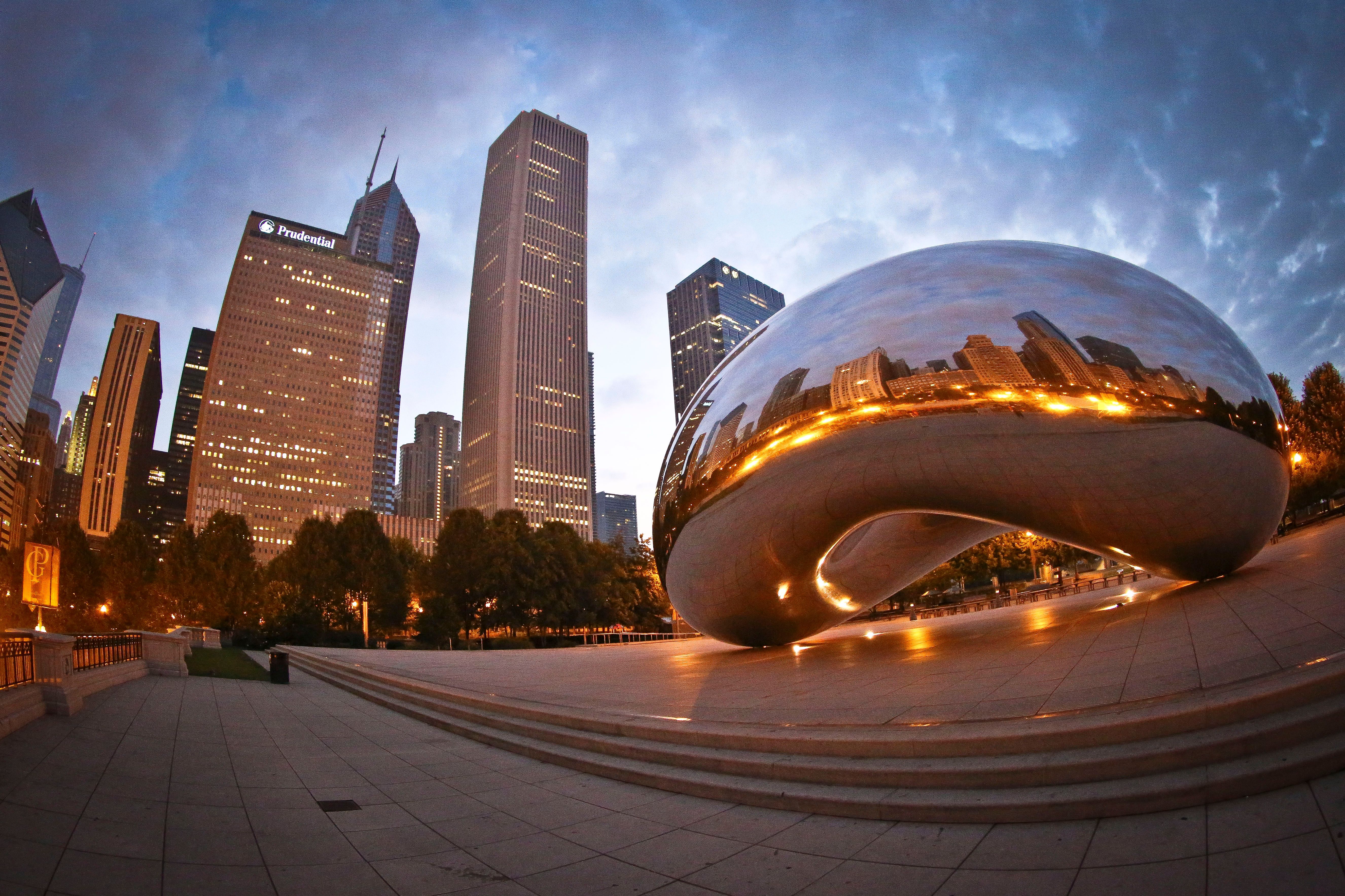 Chicago Cloud Gate at Dusk with City Reflection · Free Stock Photo