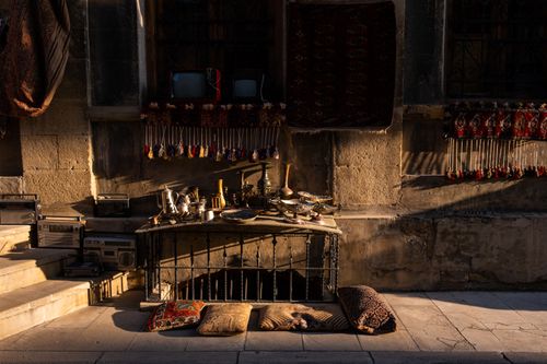 Free Sunlit vintage bazaar scene showcasing antique items and rich textures, ideal for cultural exploration. Stock Photo