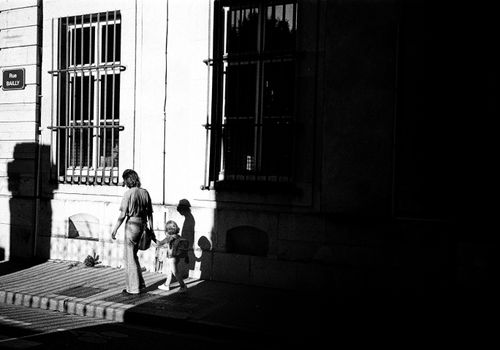 Free Black and white photo of a mother and child walking on Rue Bailly in Nancy, France. Stock Photo