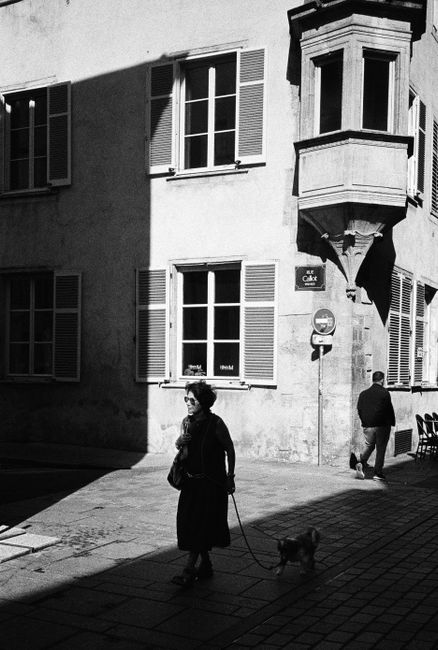 A classic street scene in Nancy captured in black and white, showcasing urban life.