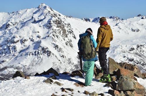 Persone In Piedi A Snow Capped Mountain