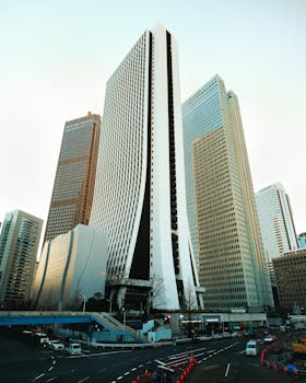 白天，繁华城市商业区中矗立着高大的现代摩天大楼