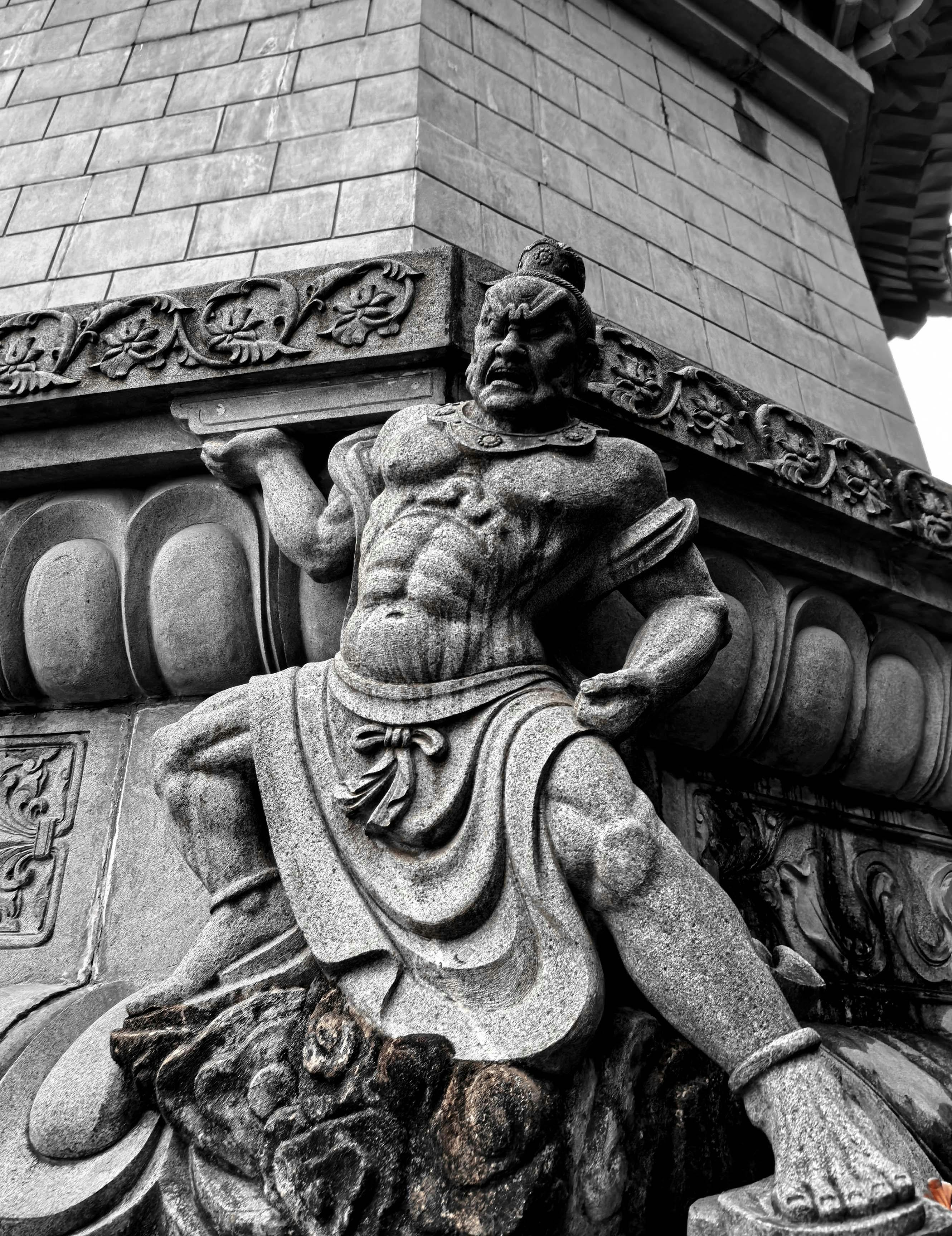 Ücretsiz Çin'in Zhejiang eyaletinin Ningbo şehrinde geleneksel el sanatlarını sergileyen detaylı taş heykel. Stok Fotoğraflar